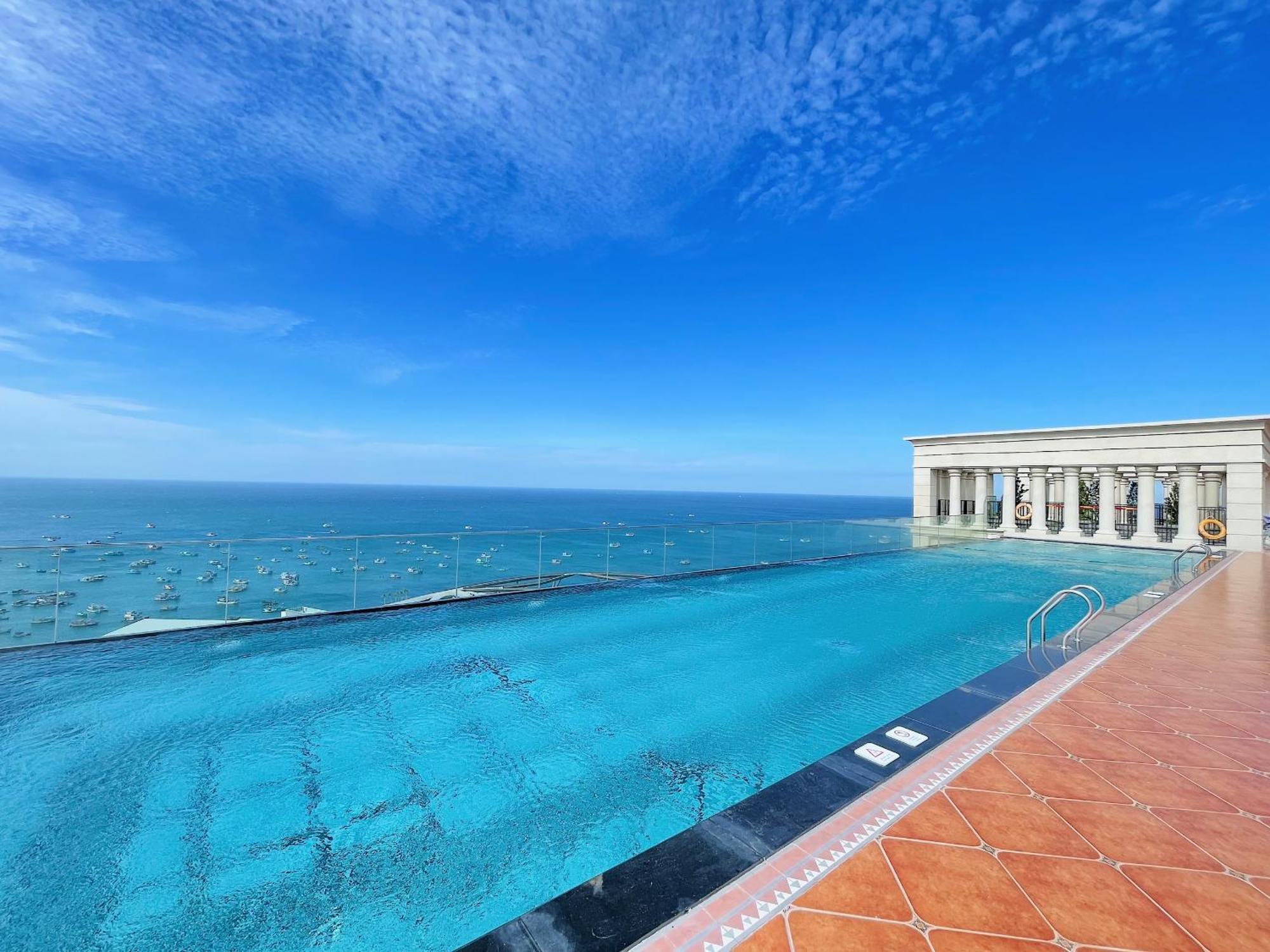 We Young By Hofs - Fireworks & Ocean View Hotel 4*