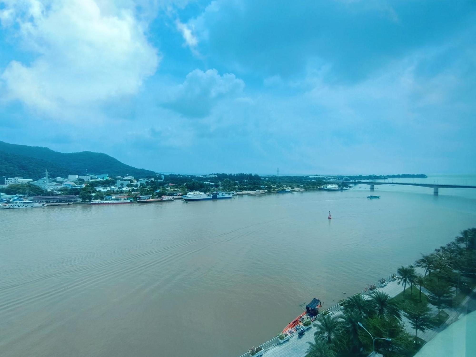 River Hotel 3*