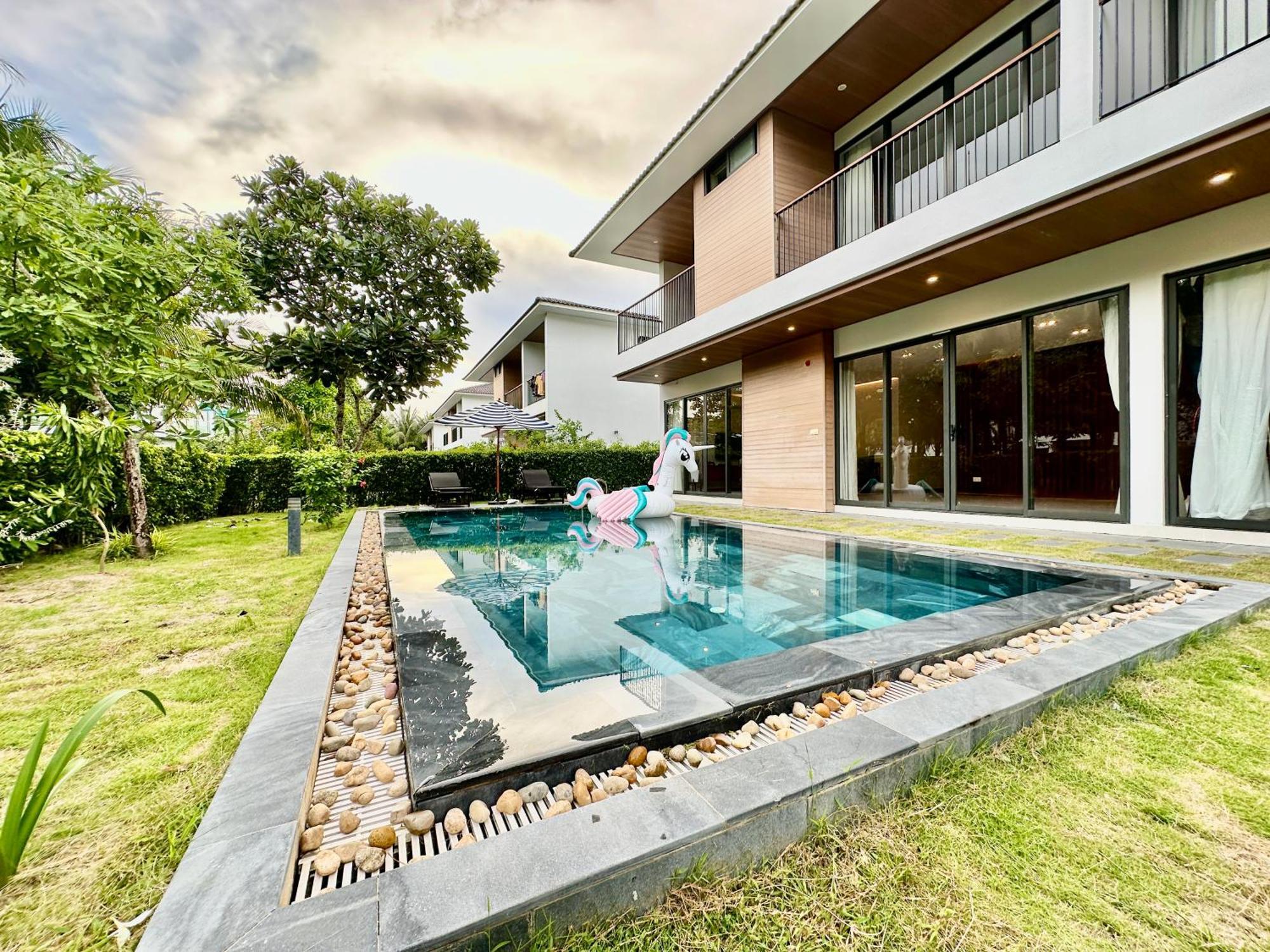 West Private Swimming Pool Villa