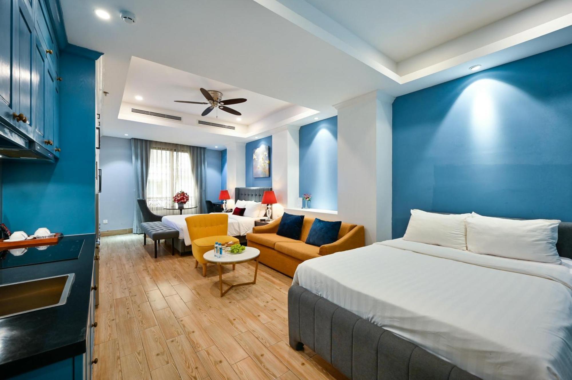 Hotel California Saigon & Rooftop Pool 3*