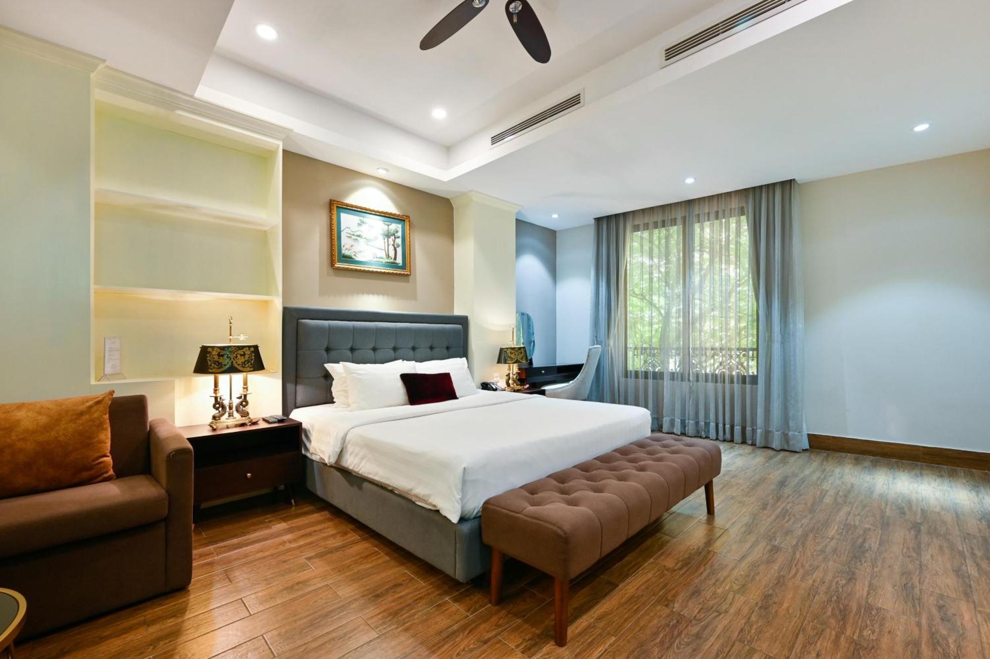 Hotel California Saigon & Rooftop Pool