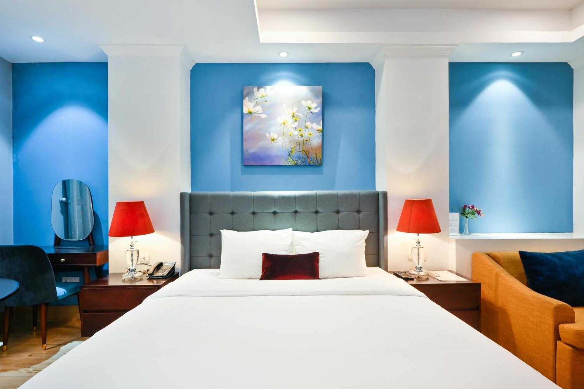 Hotel California Saigon & Rooftop Pool 3*