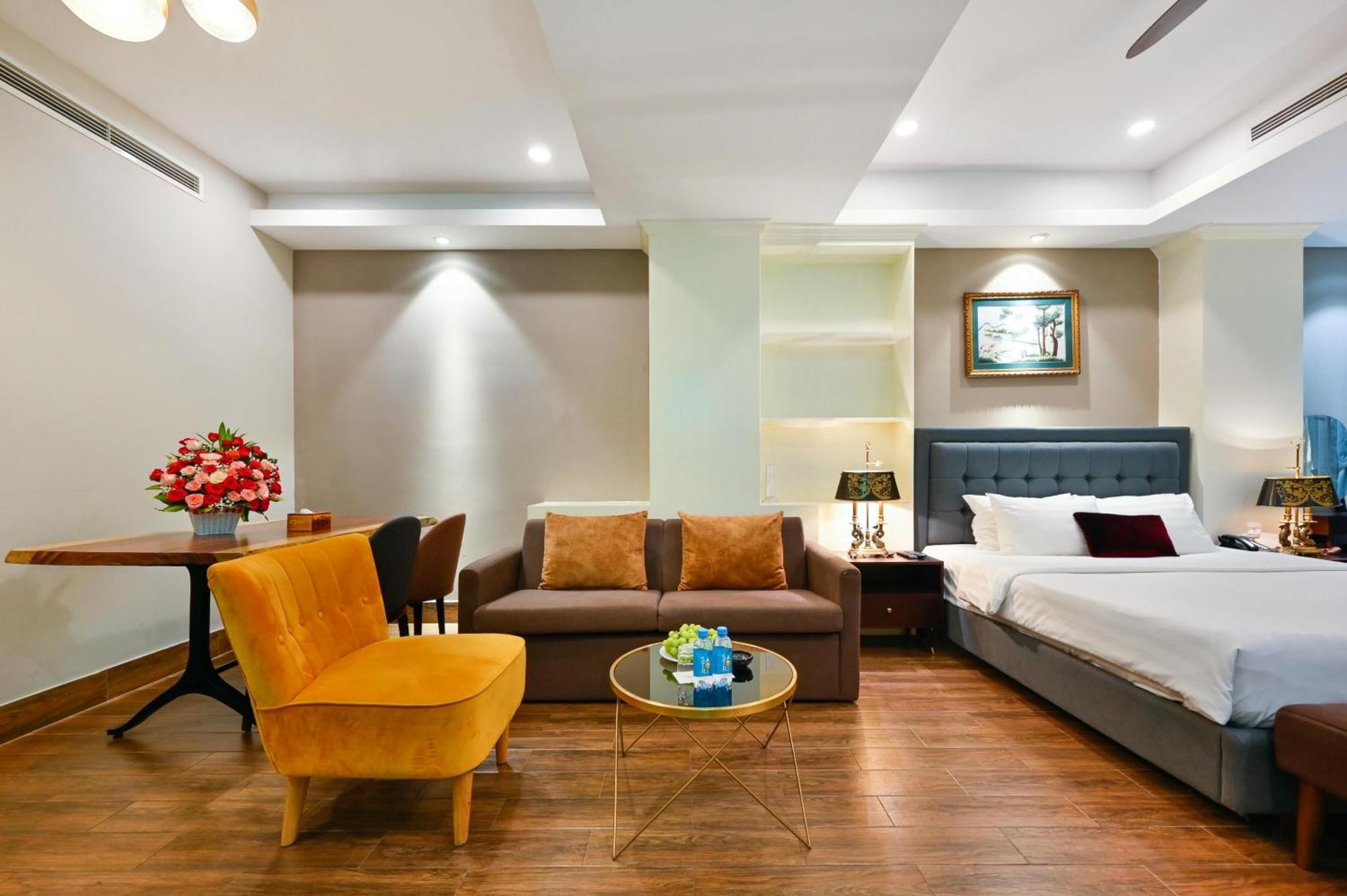 California Saigon & Rooftop Pool Hotel 3*