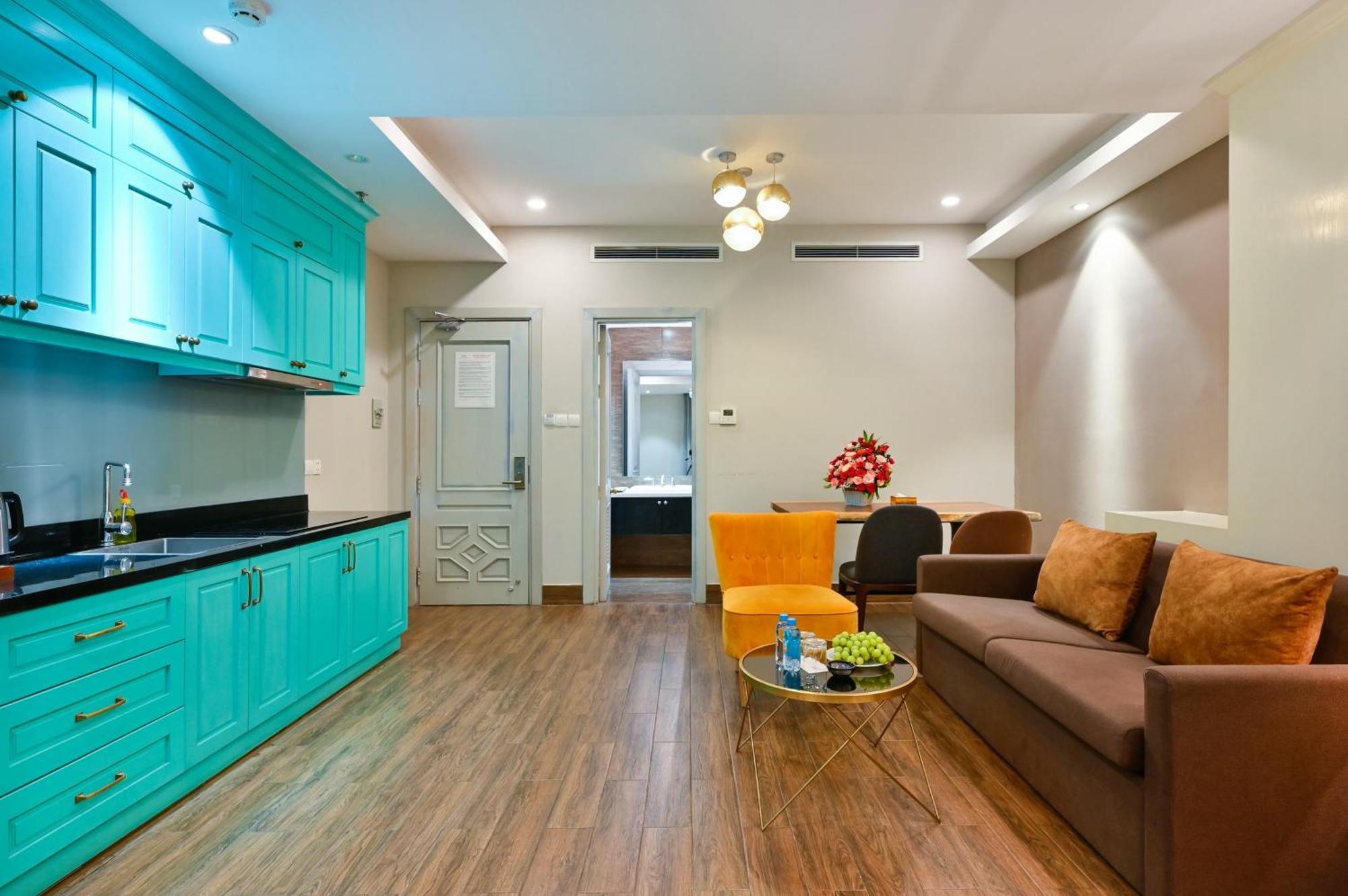 California Saigon & Rooftop Pool Hotel 3*