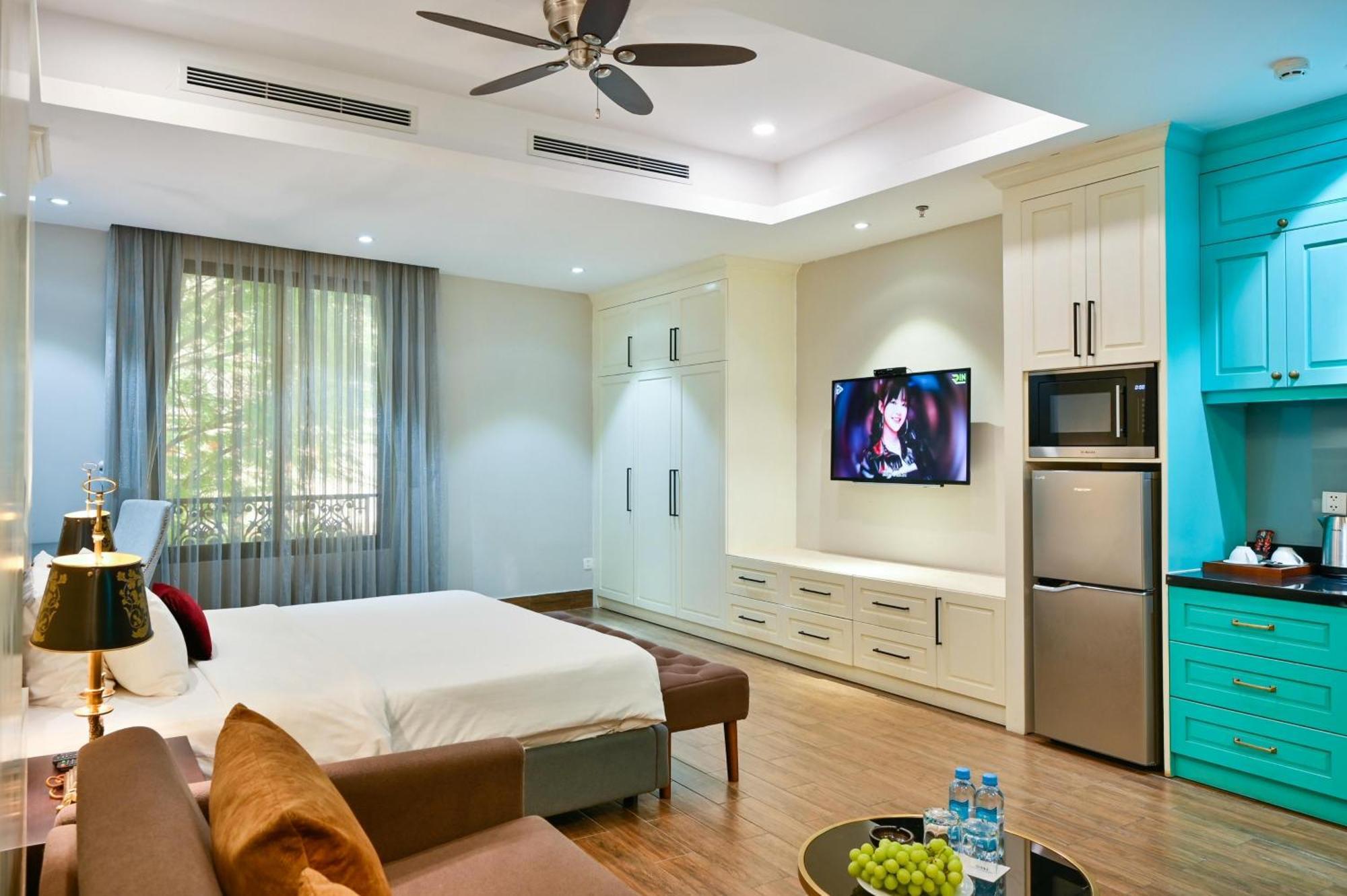 California Saigon & Rooftop Pool Hotel