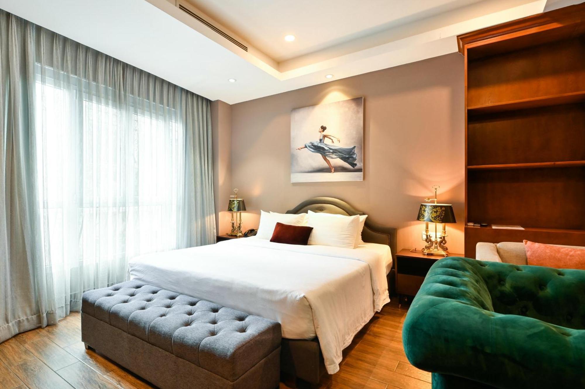 Hotel California Saigon & Rooftop Pool 3*