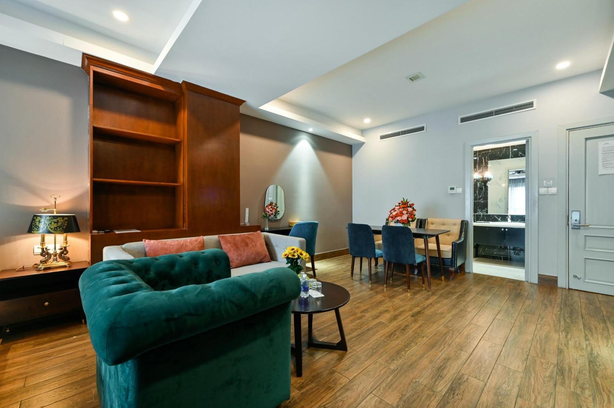California Saigon & Rooftop Pool Hotel 3*
