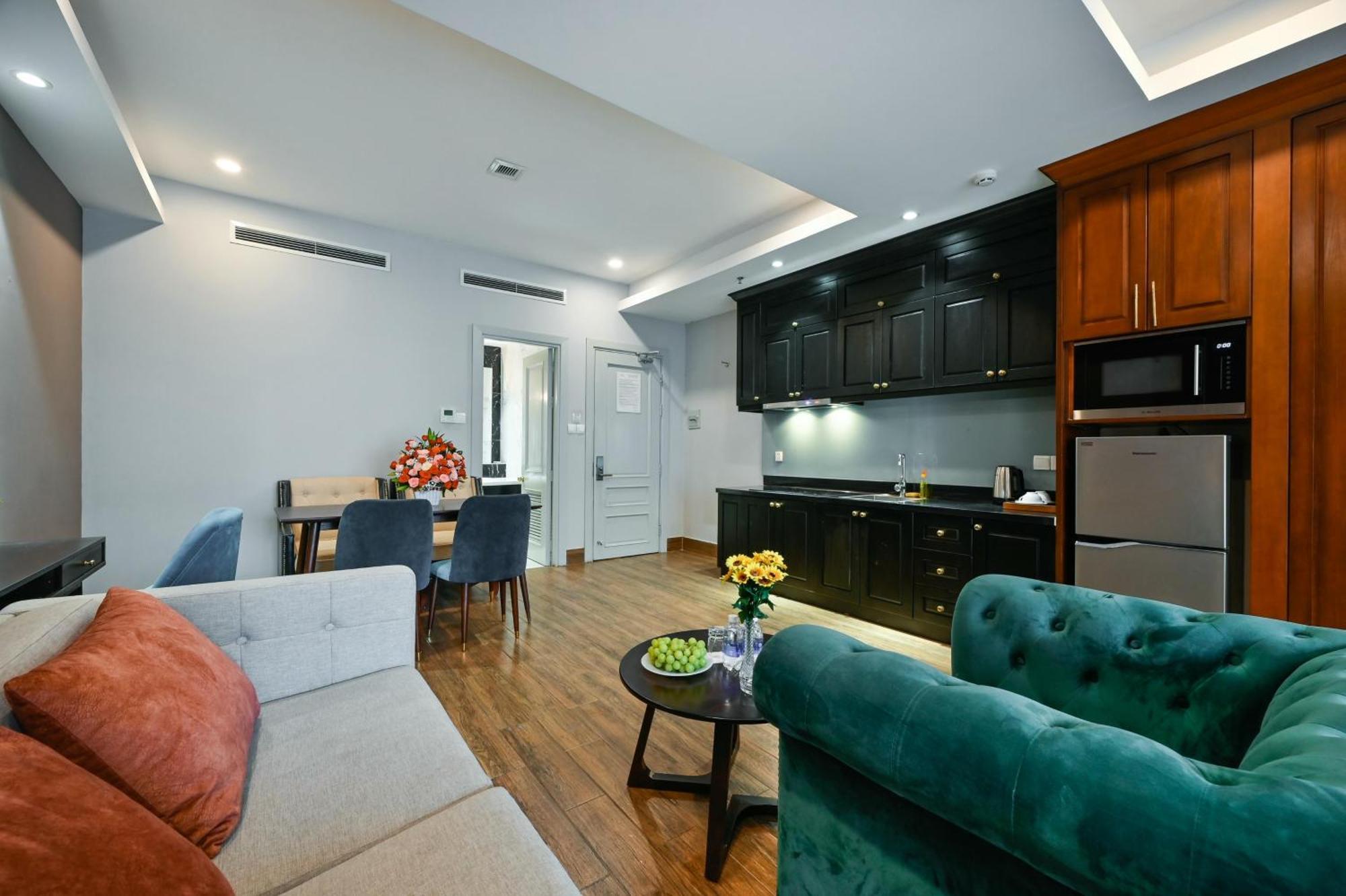 Hotel California Saigon & Rooftop Pool 3*