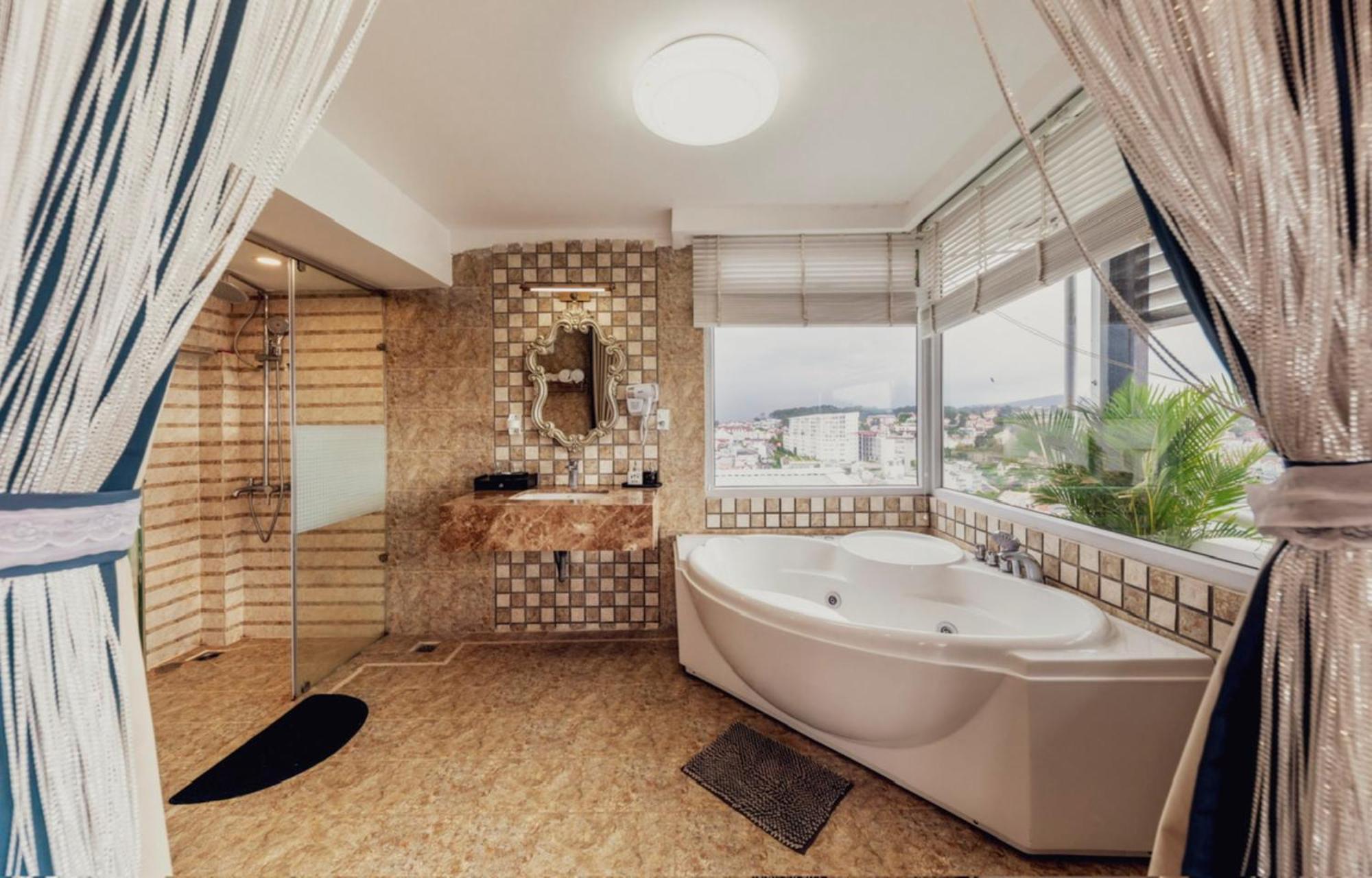 Empress - Sky View Khách sạn 3*