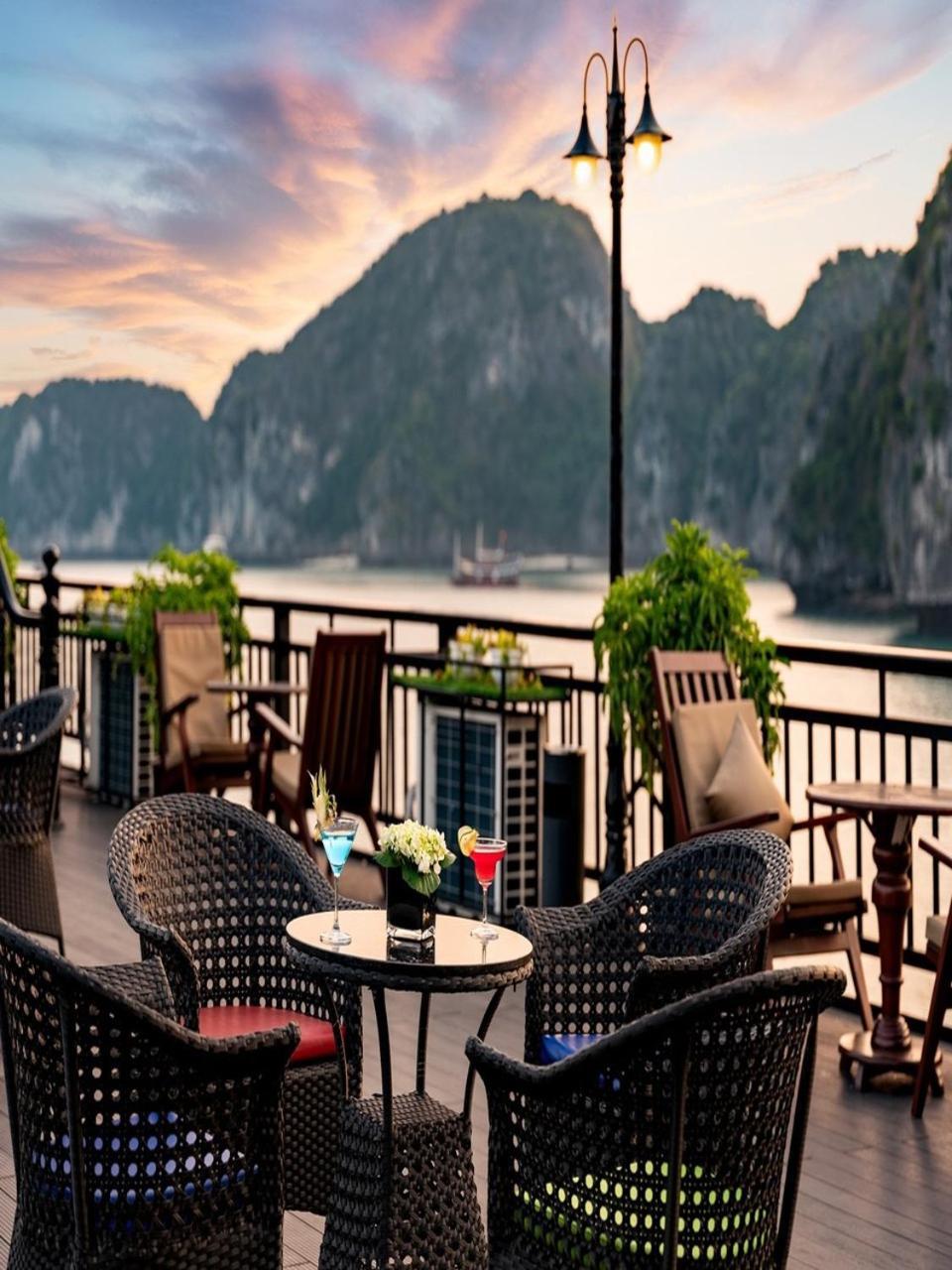 Du Thuyen 5 Sao - Ngu Dem - Vinh - Rit Ha Long