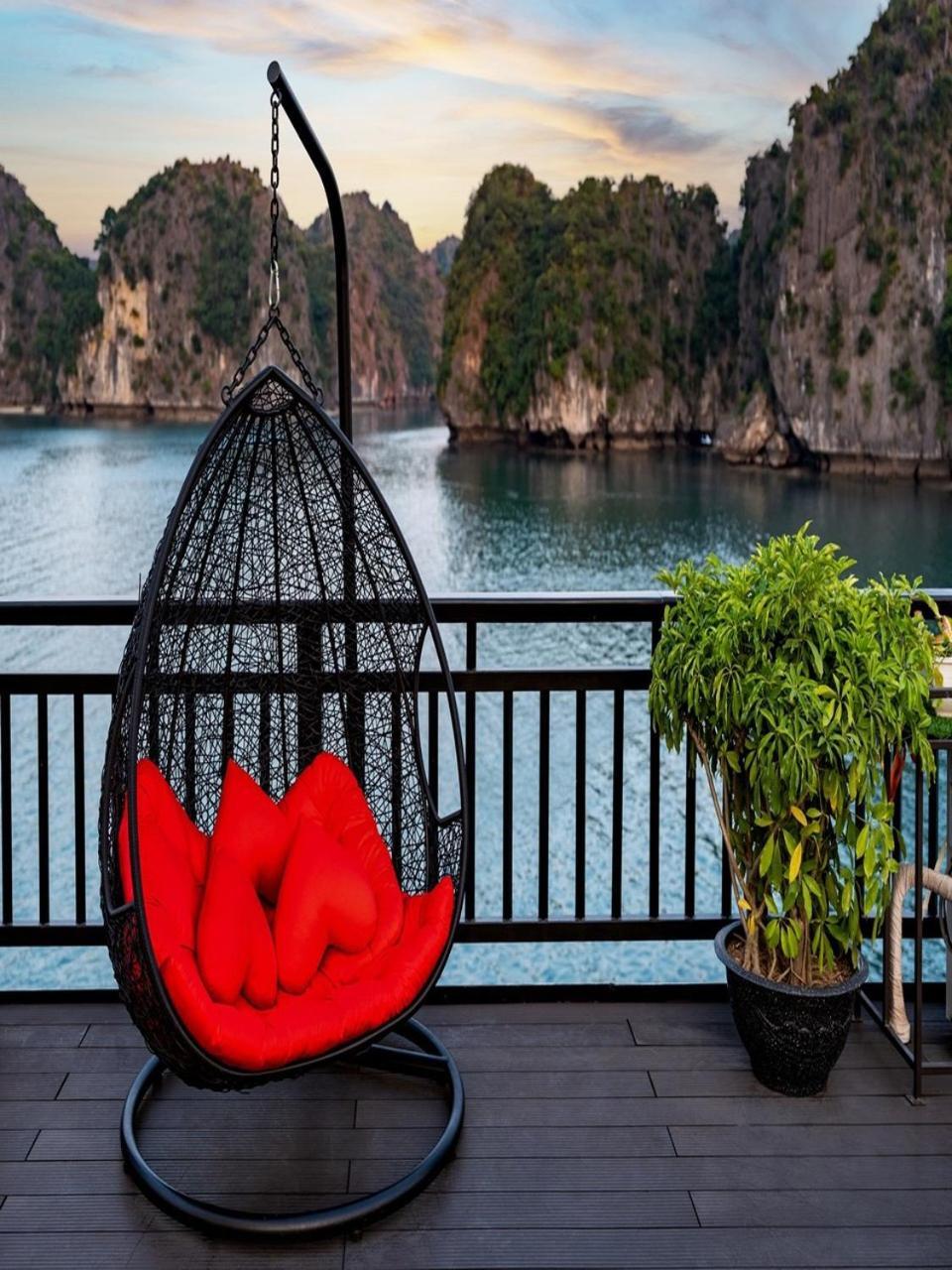 Du Thuyen 5 Sao - Ngu Dem - Vinh - Rit Ha Long