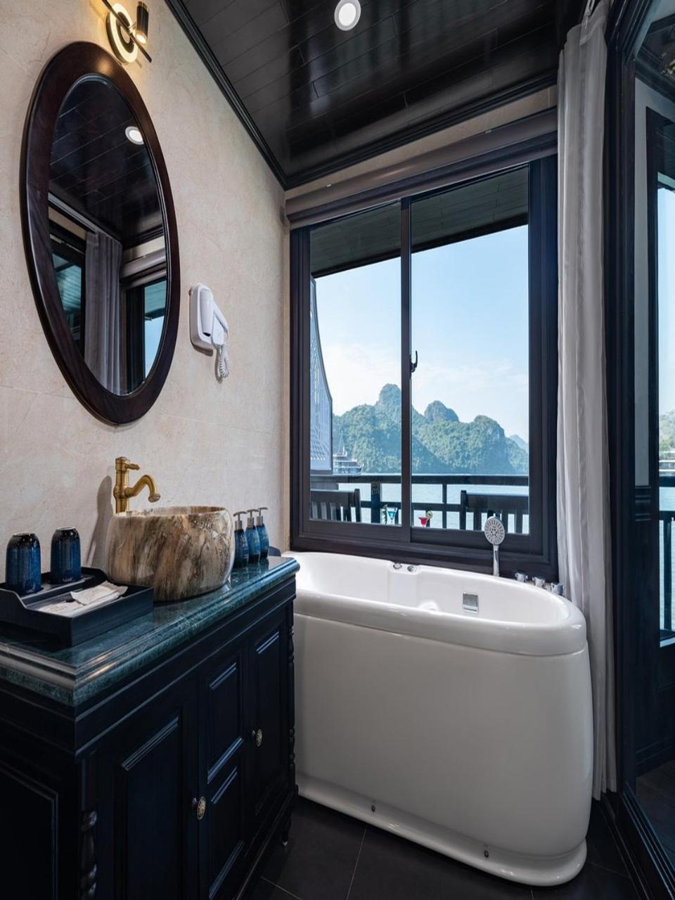 Botel Du Thuyen 5 Sao - Ngu Dem - Vinh - Rit Ha Long