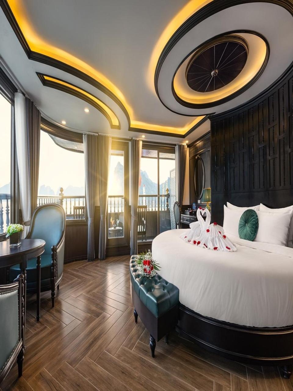 Du Thuyen 5 Sao - Ngu Dem - Vinh - Rit Botel Ha Long