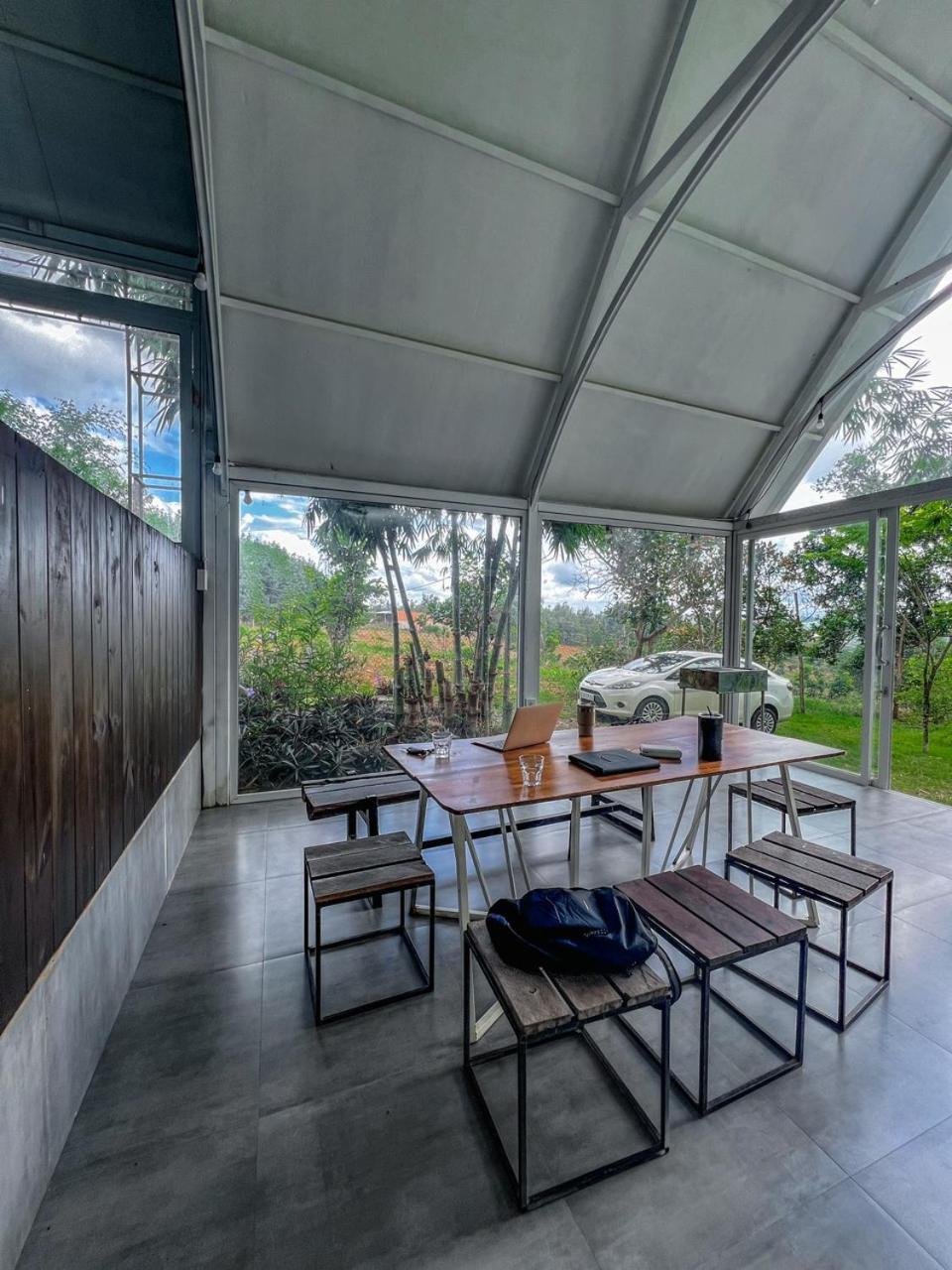Megarden Daknong lều *