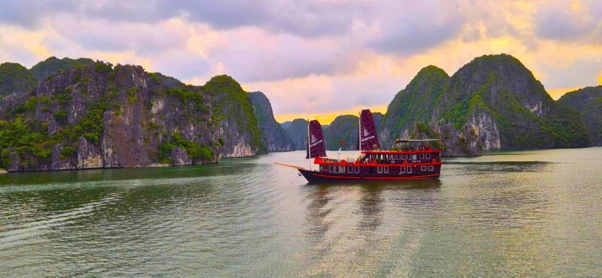 Sunlight Boutique Cruise 69 Botel Chan Chau