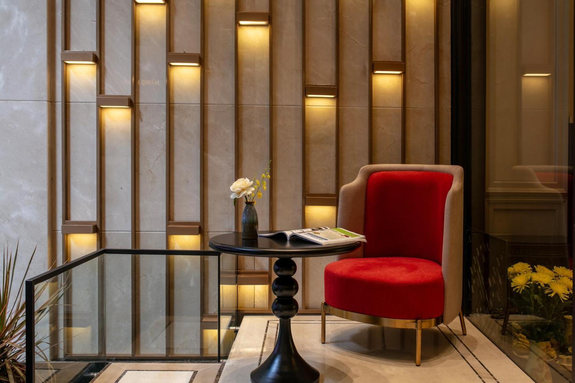 Khách sạn Le Premier & Rooftop Bar 4*