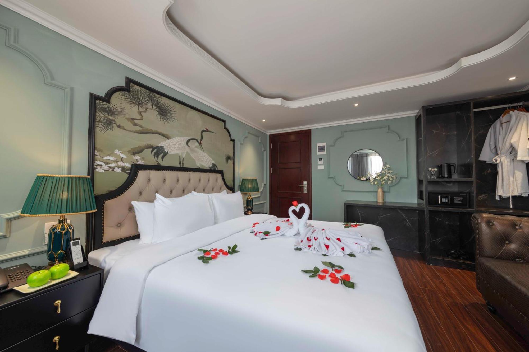Khách sạn Madelise Palace & Travel
