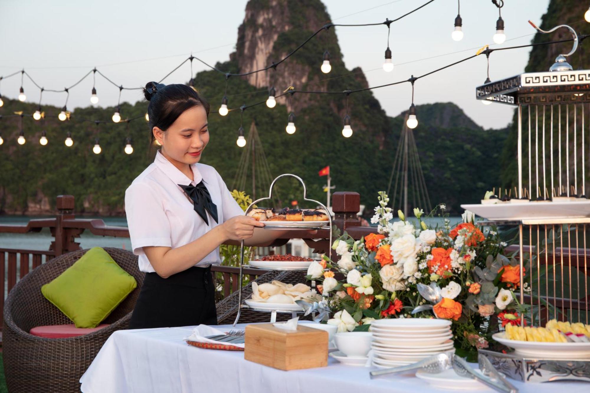 Amanda Cruise On Bay Botel Ha Long