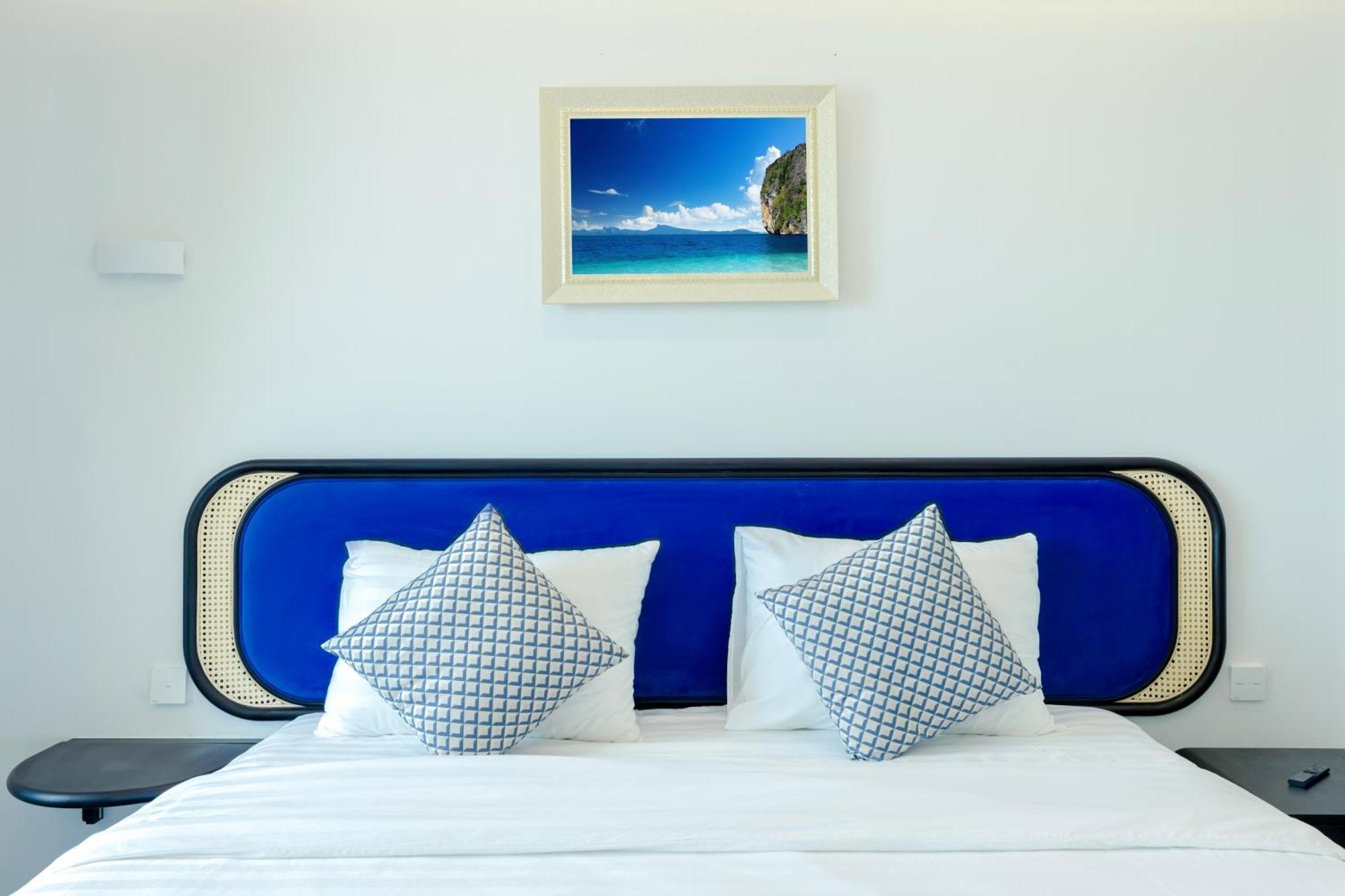 Elyday Hillside - Sea & Firework View Hotel 4*
