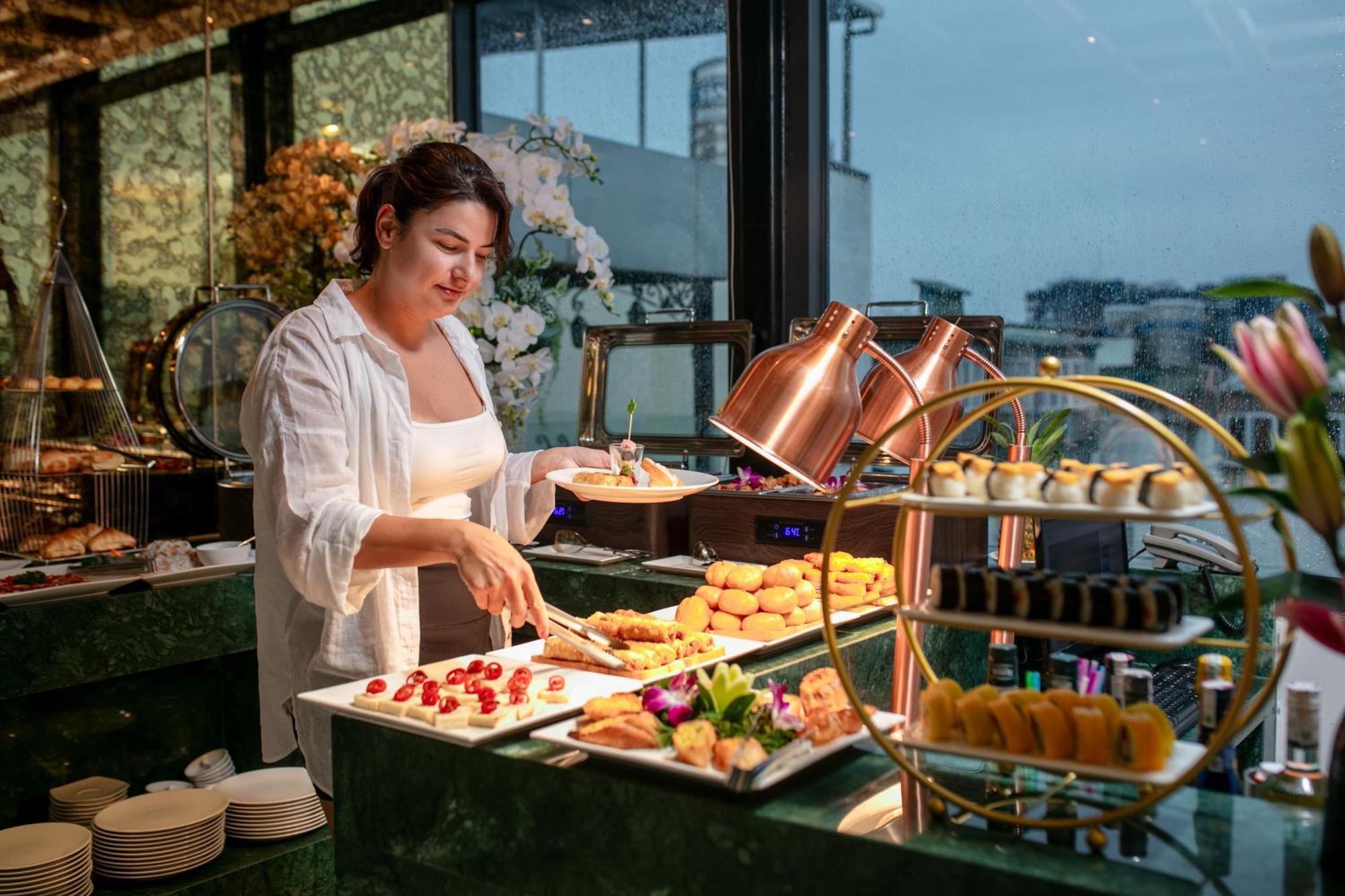 Le Premier & Rooftop Bar Khách sạn