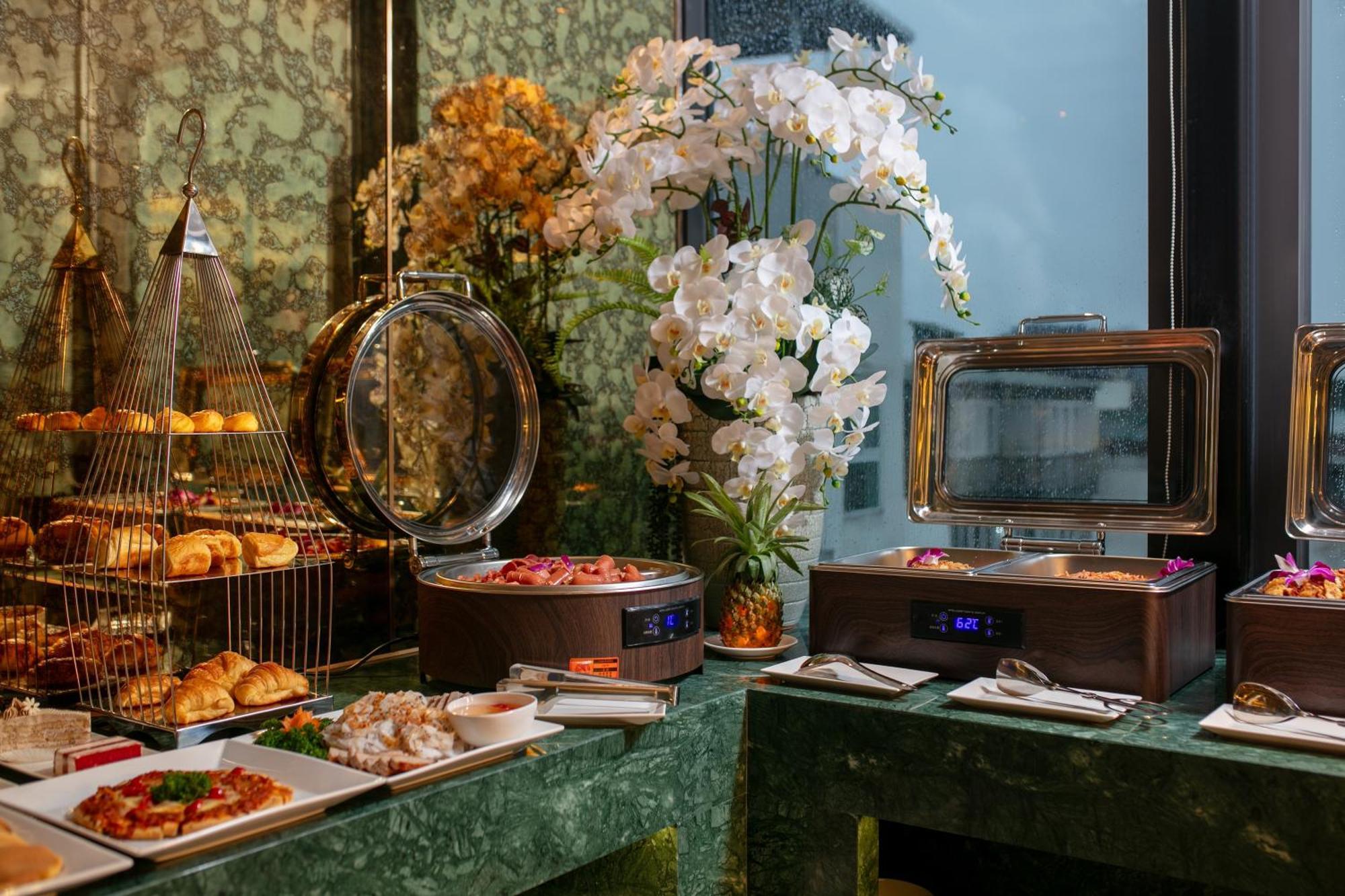 Khách sạn Le Premier & Rooftop Bar