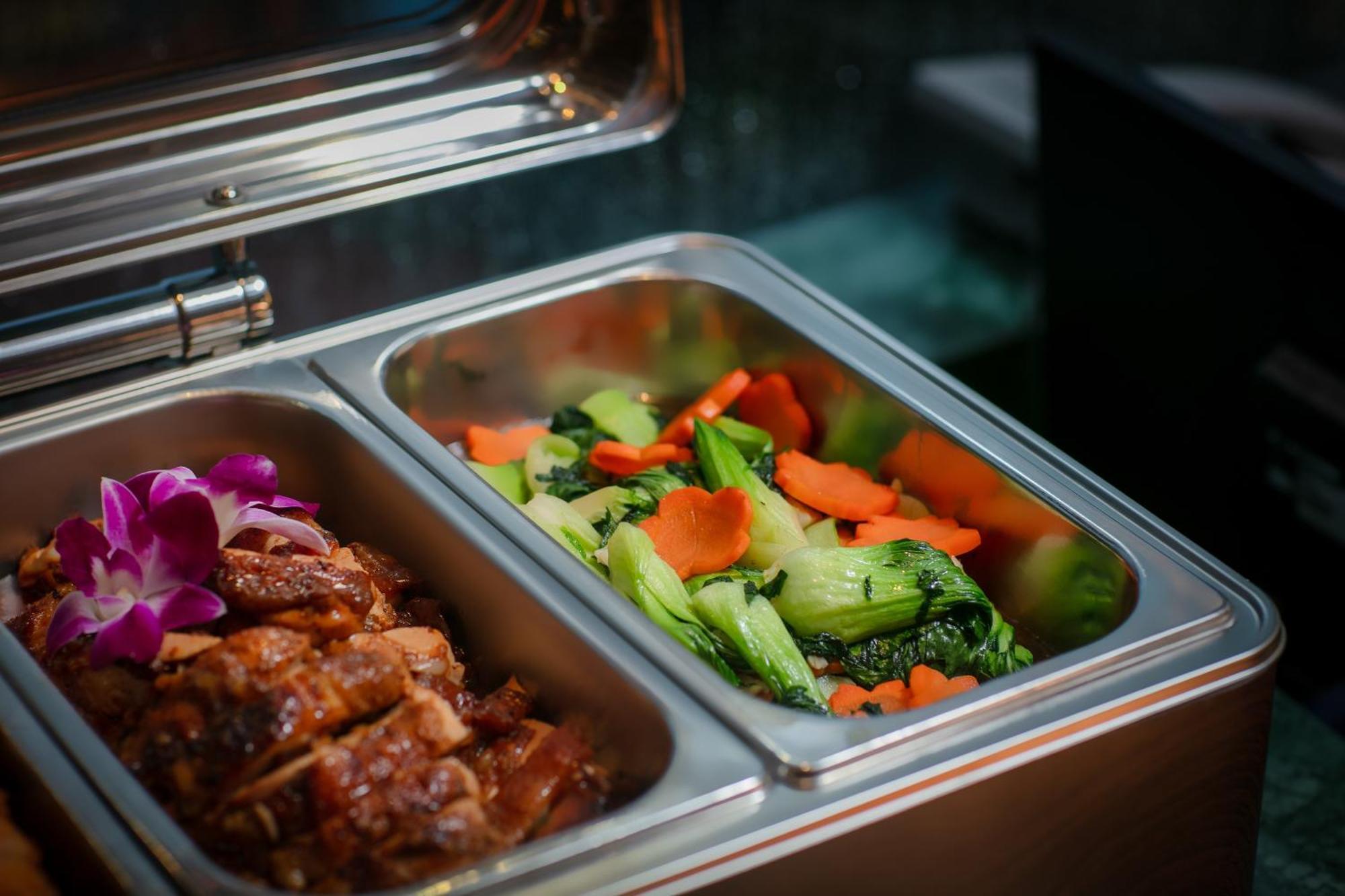 Le Premier & Rooftop Bar Khách sạn 4*