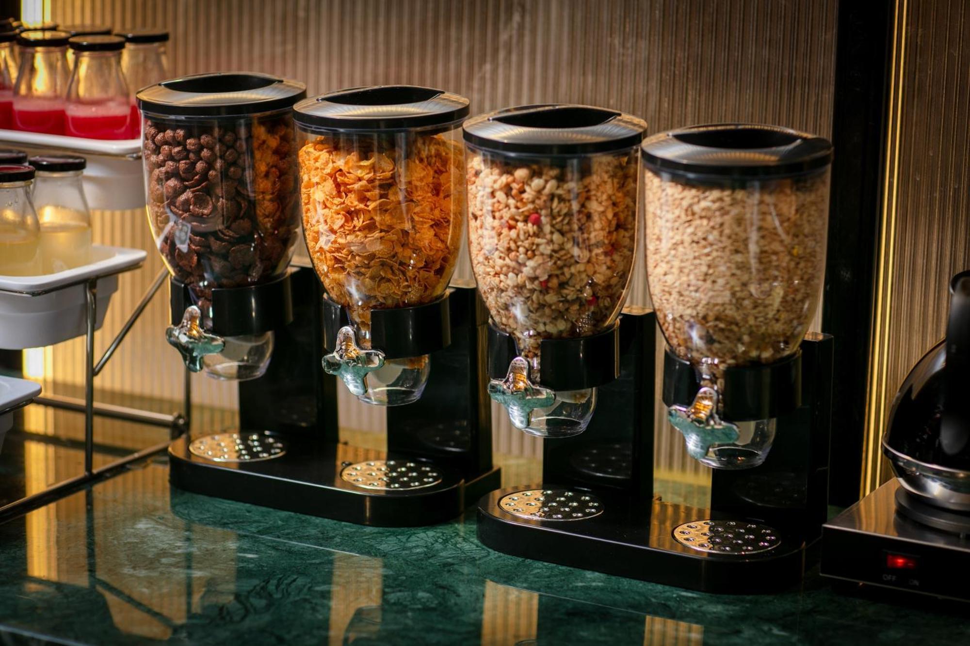 Le Premier & Rooftop Bar Khách sạn 4*