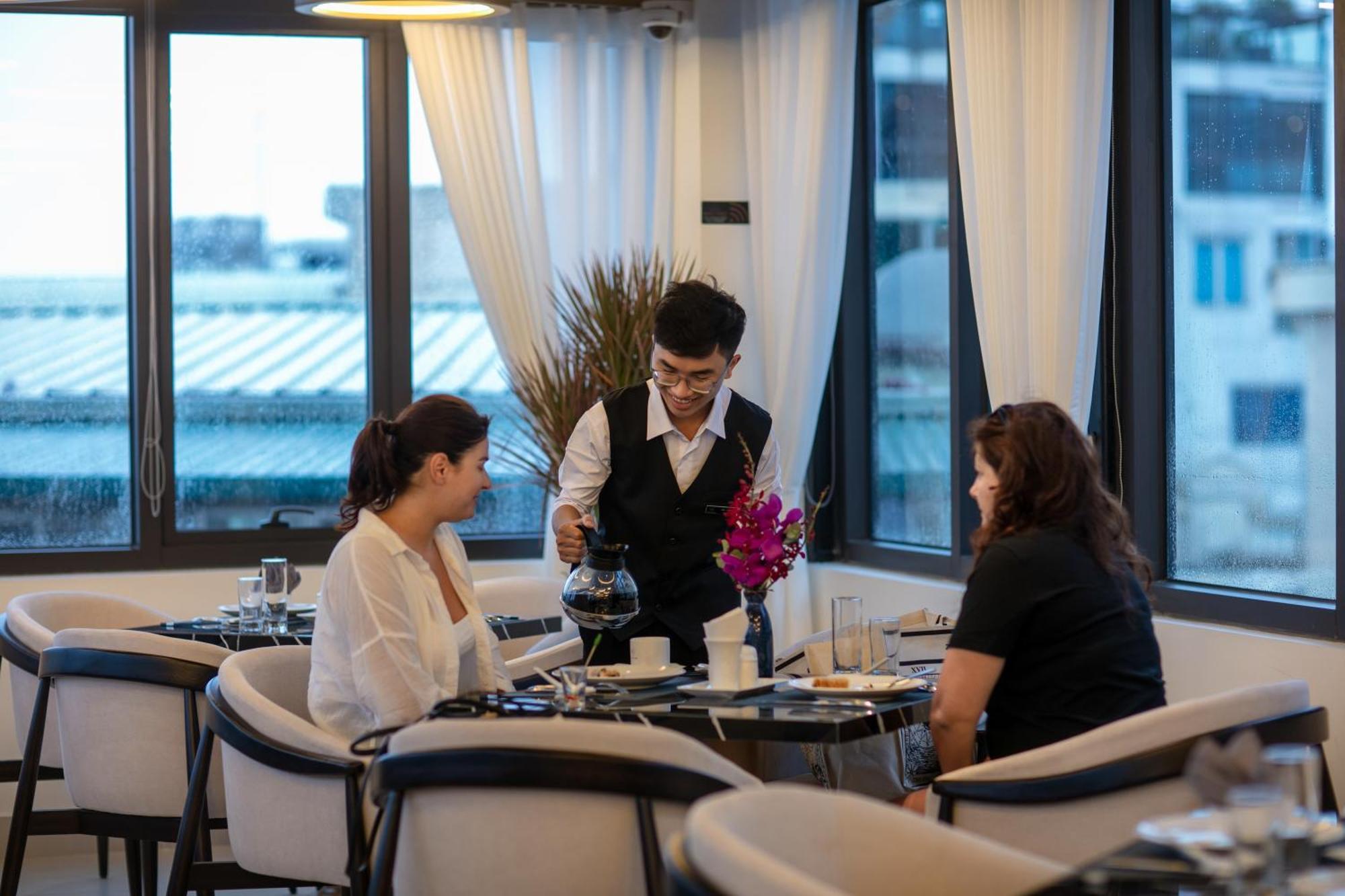 Le Premier & Rooftop Bar 4* Hà Nội