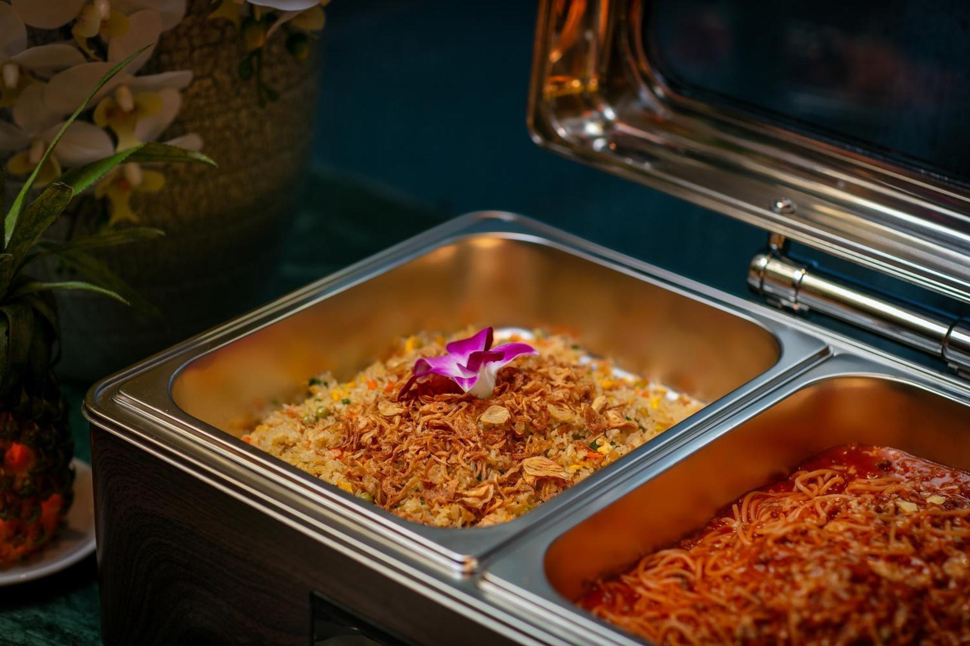 Le Premier & Rooftop Bar Khách sạn 4*