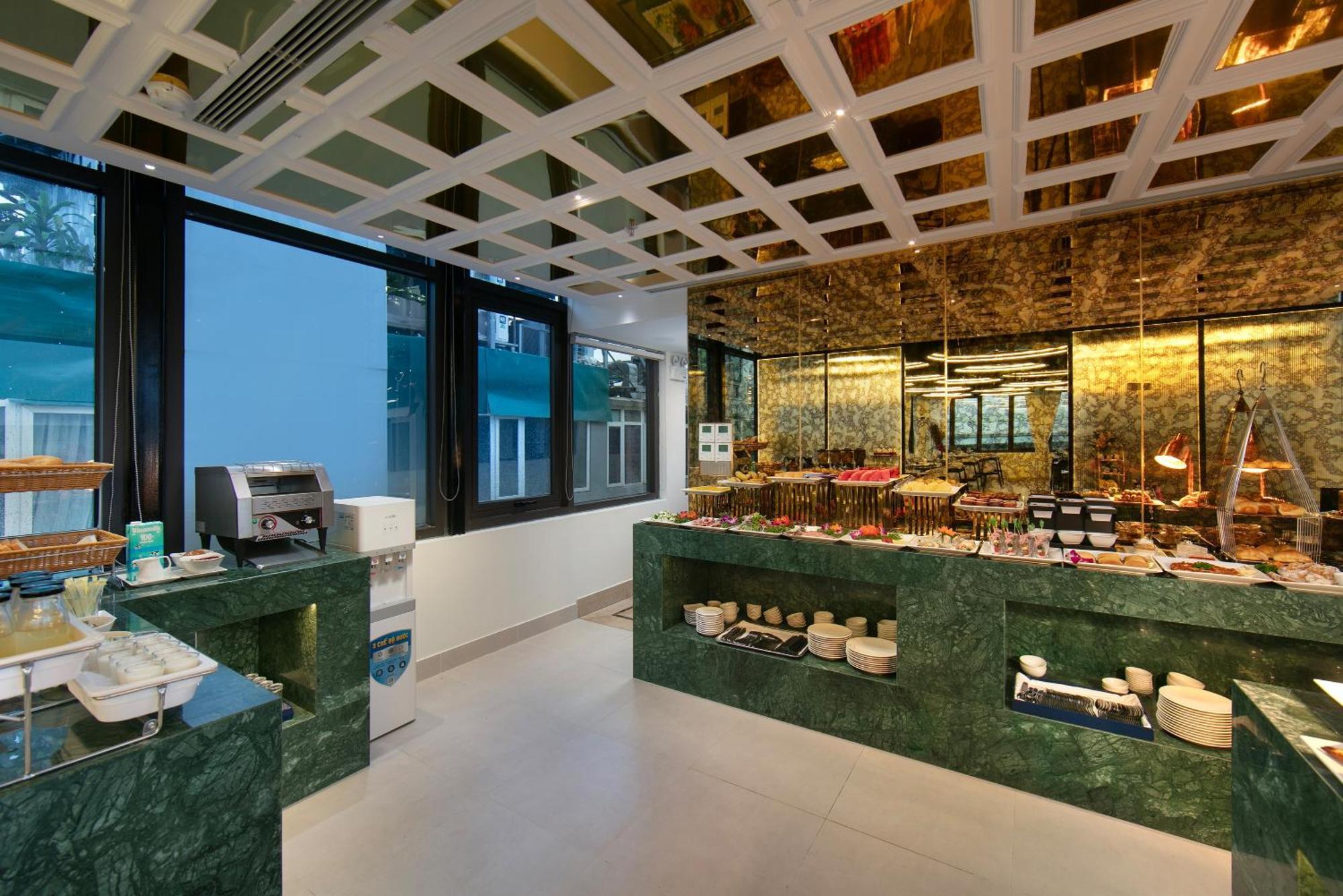 Le Premier & Rooftop Bar Khách sạn 4*