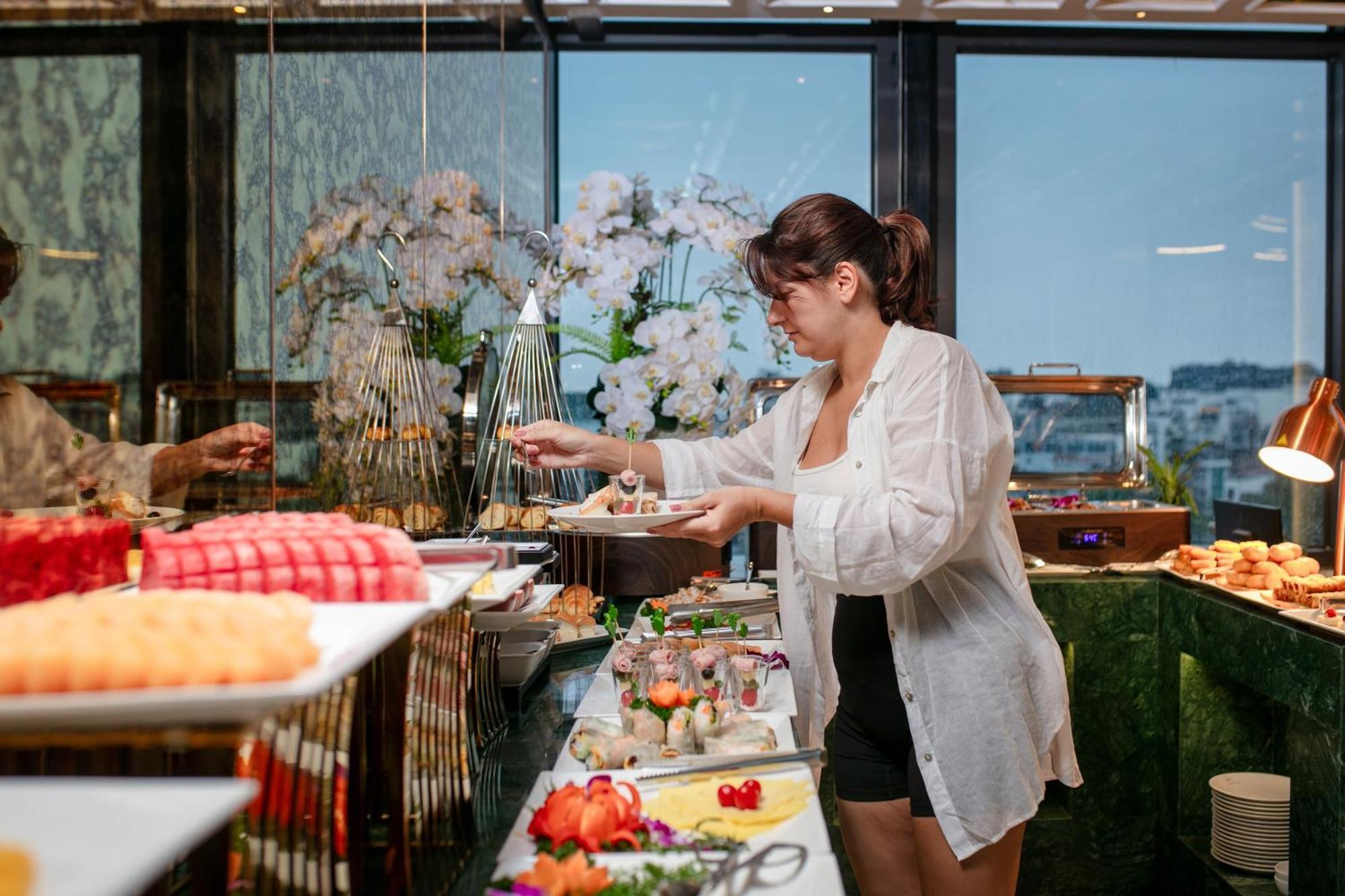 Khách sạn Le Premier & Rooftop Bar 4*