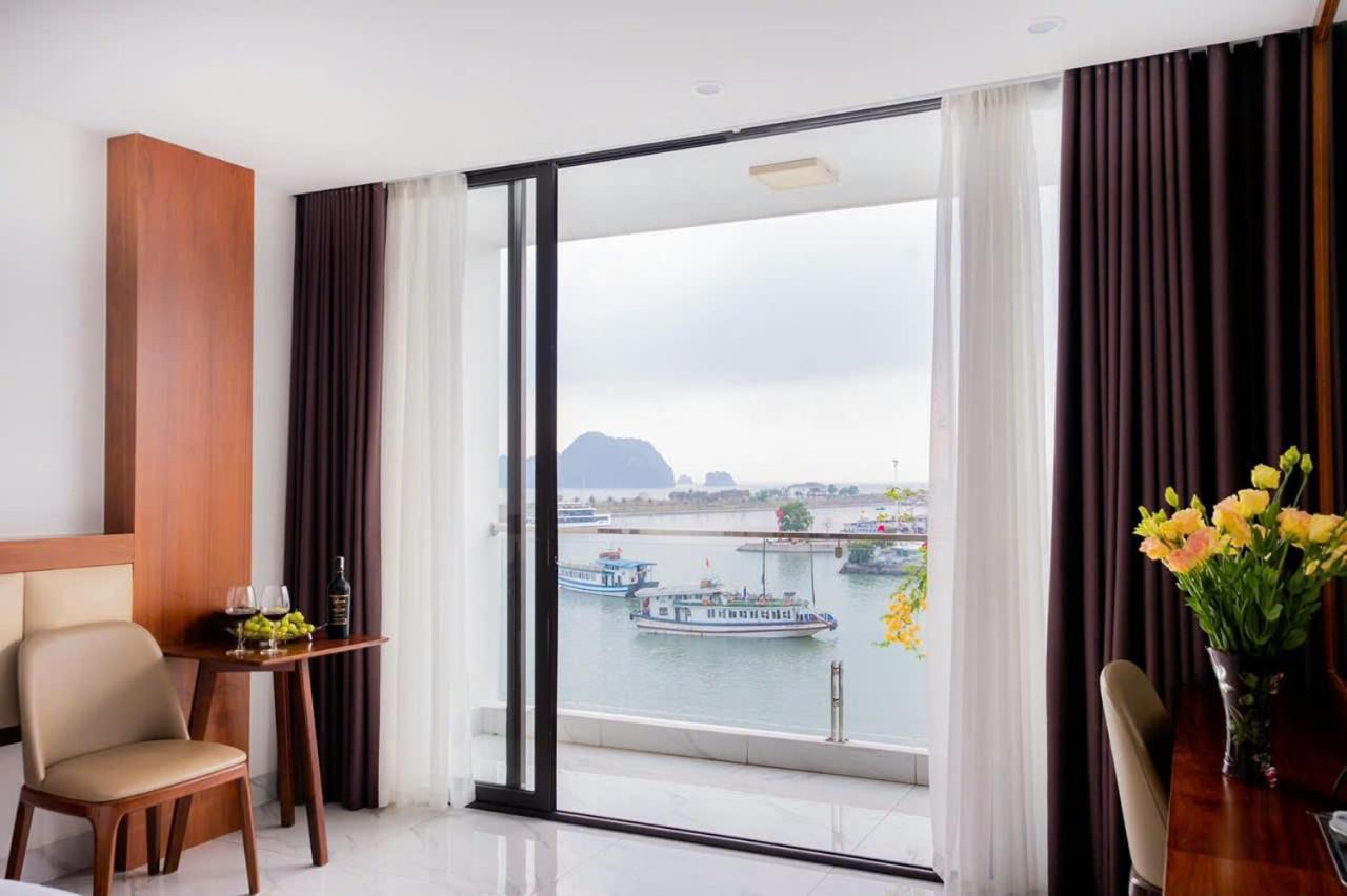 Land Hotel