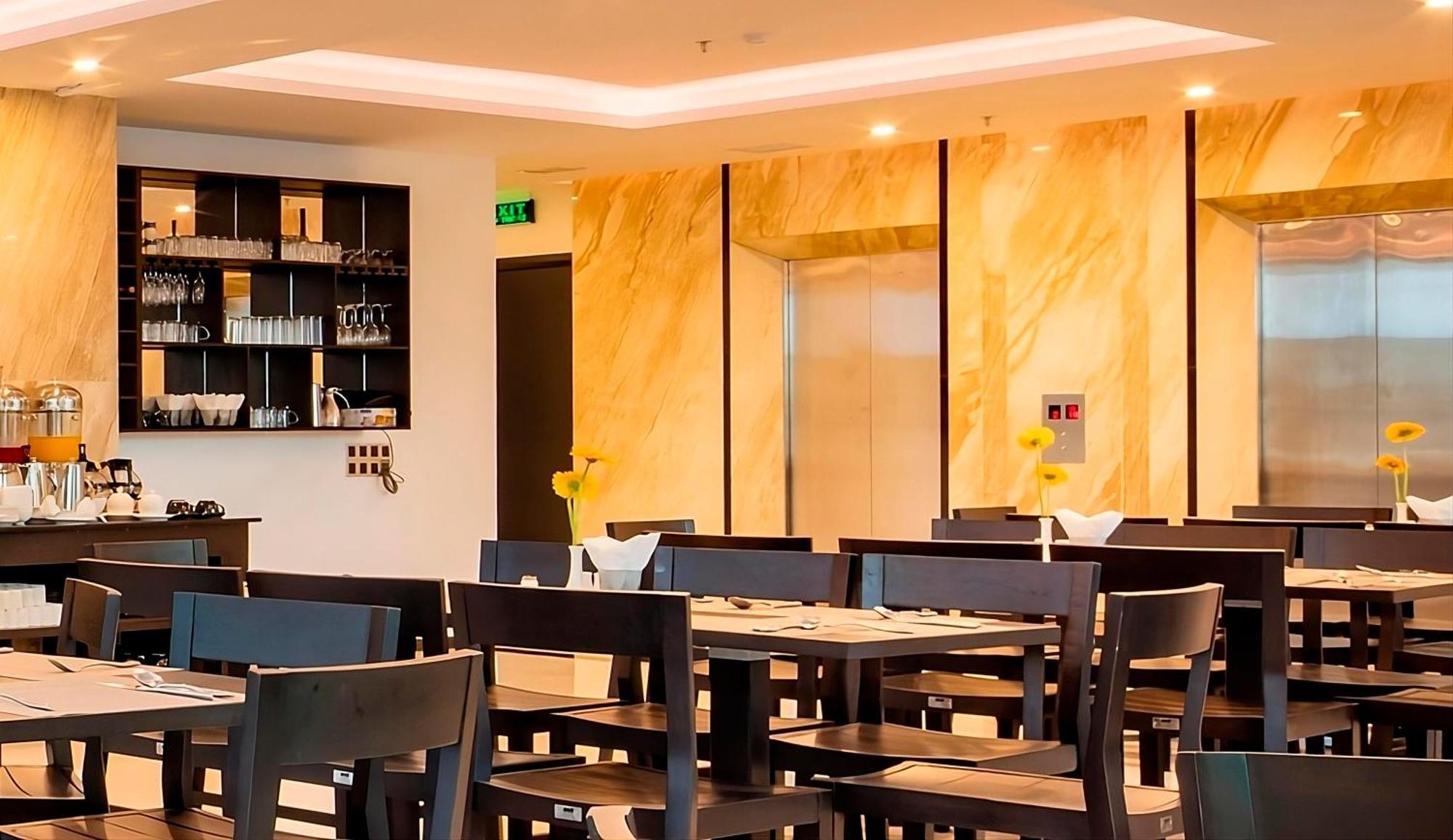 Meriton Khách sạn 4*
