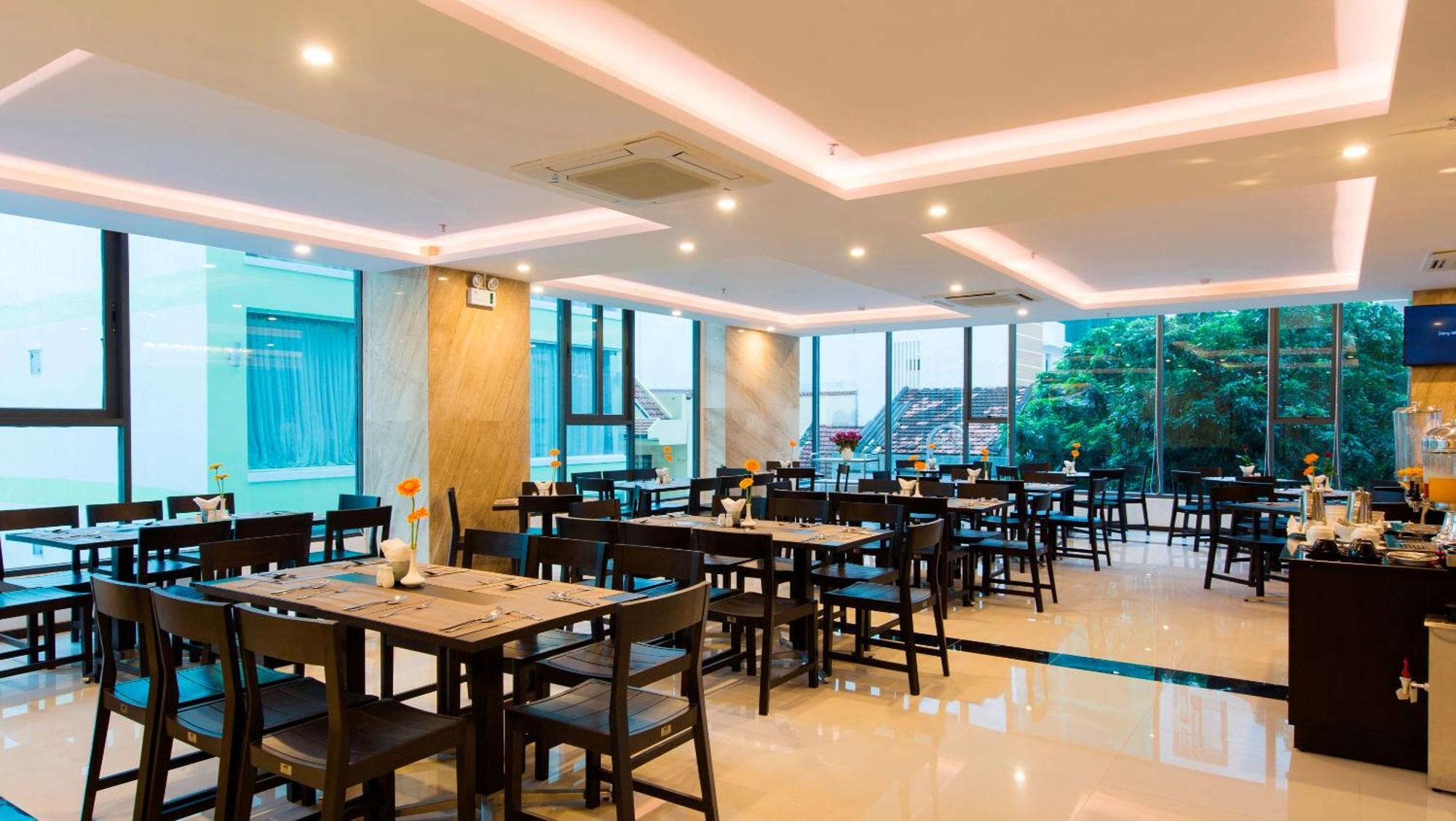Khách sạn Meriton 4*