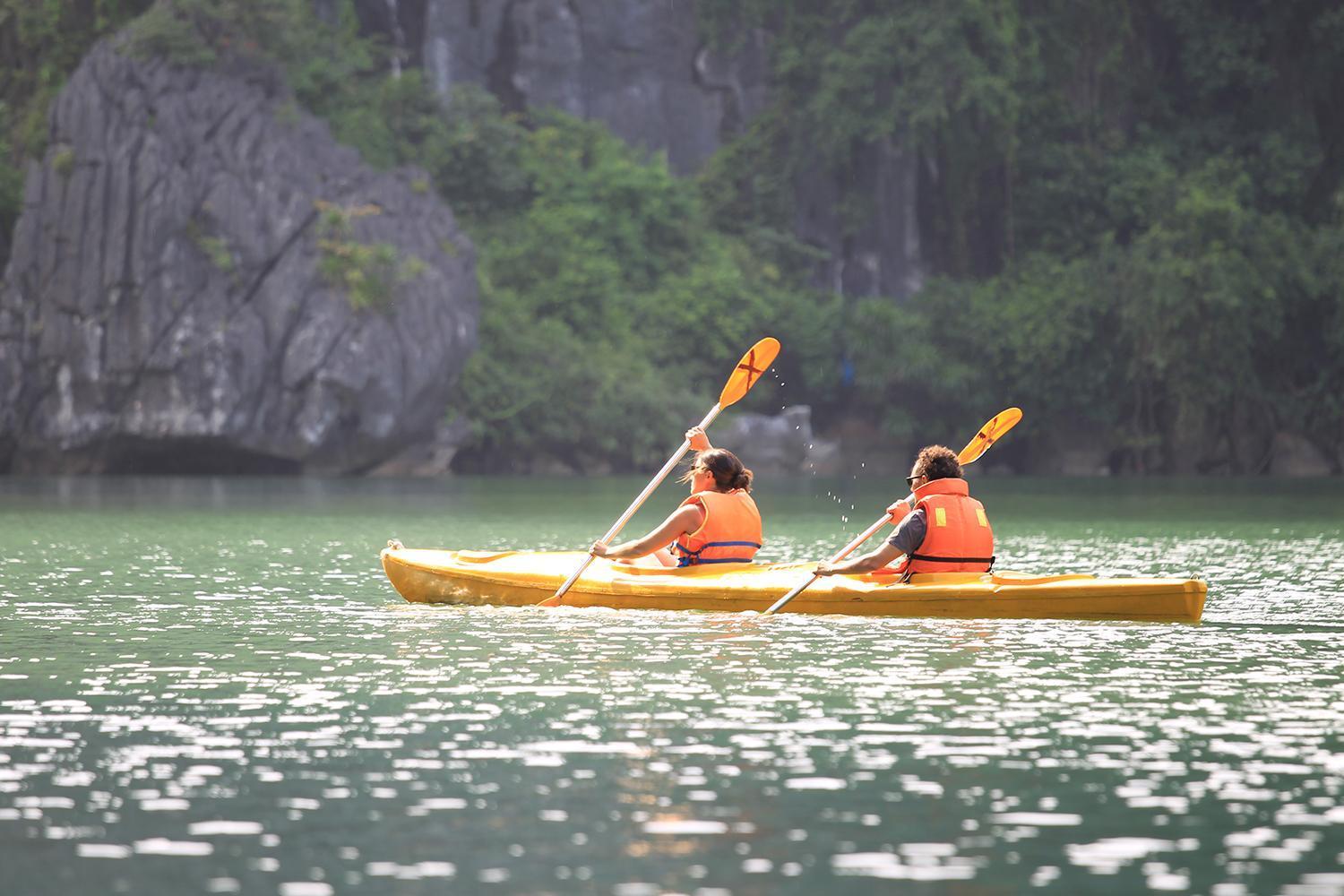 Cat Ba Cruise *