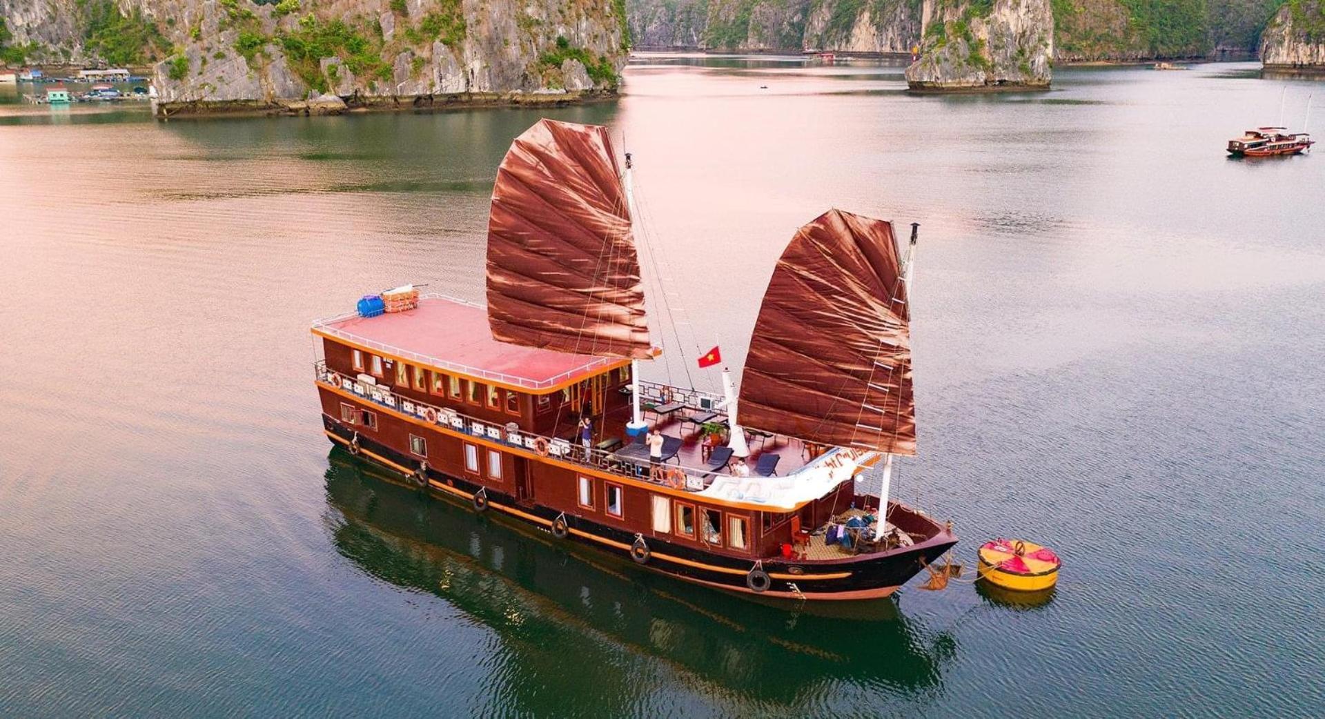 Cat Ba Cruise Botel Dong Khe Sau