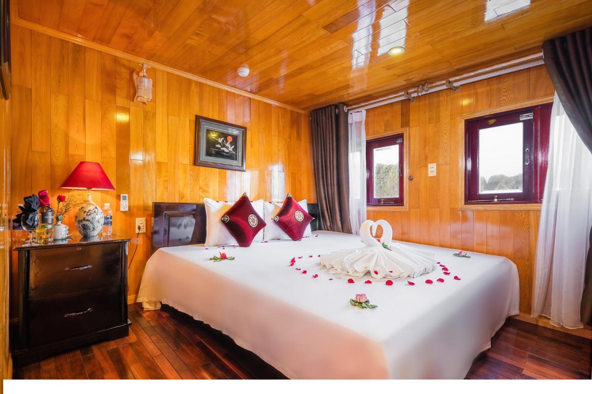 Botel Cat Ba Cruise *