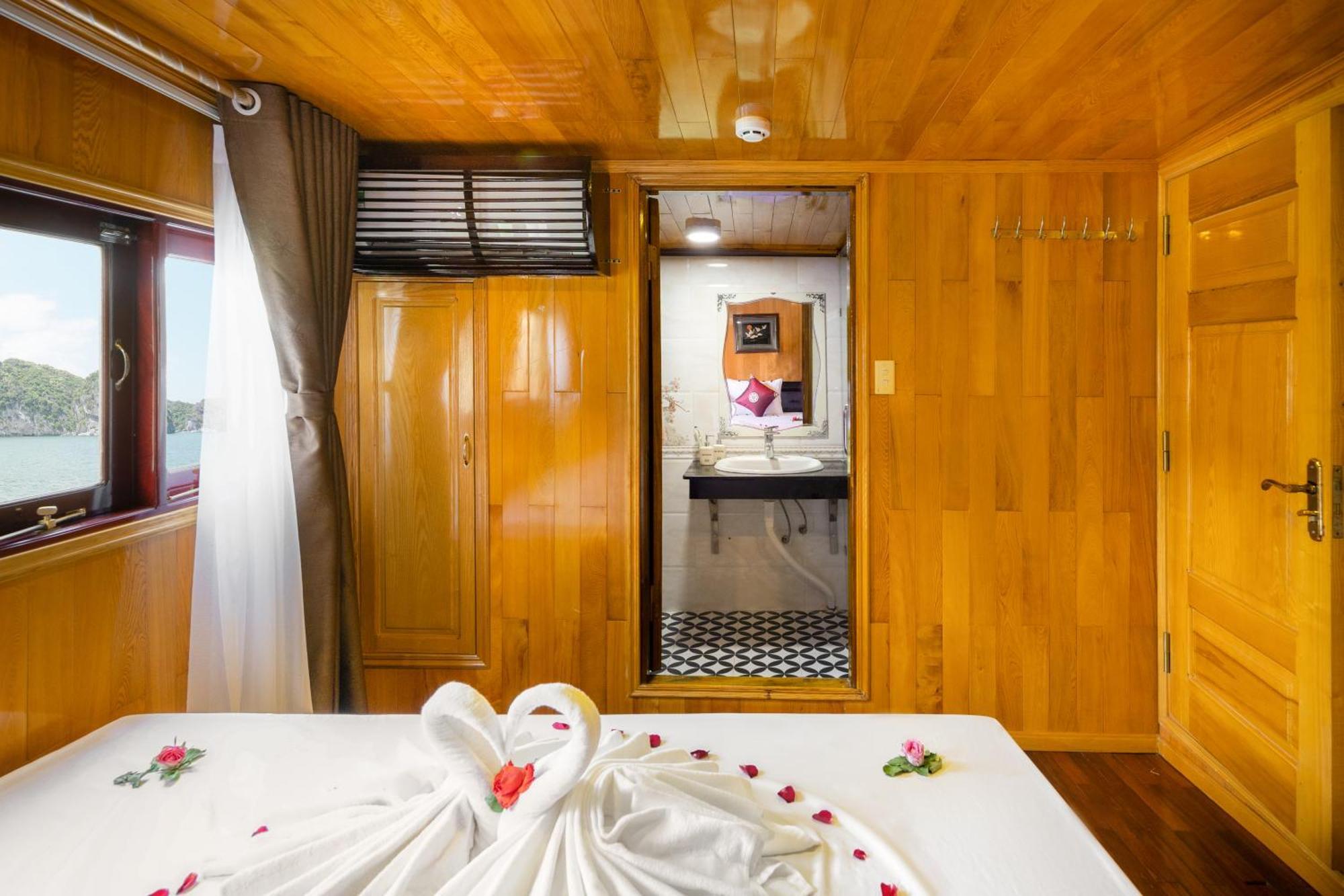 Cat Ba Cruise Botel Dong Khe Sau