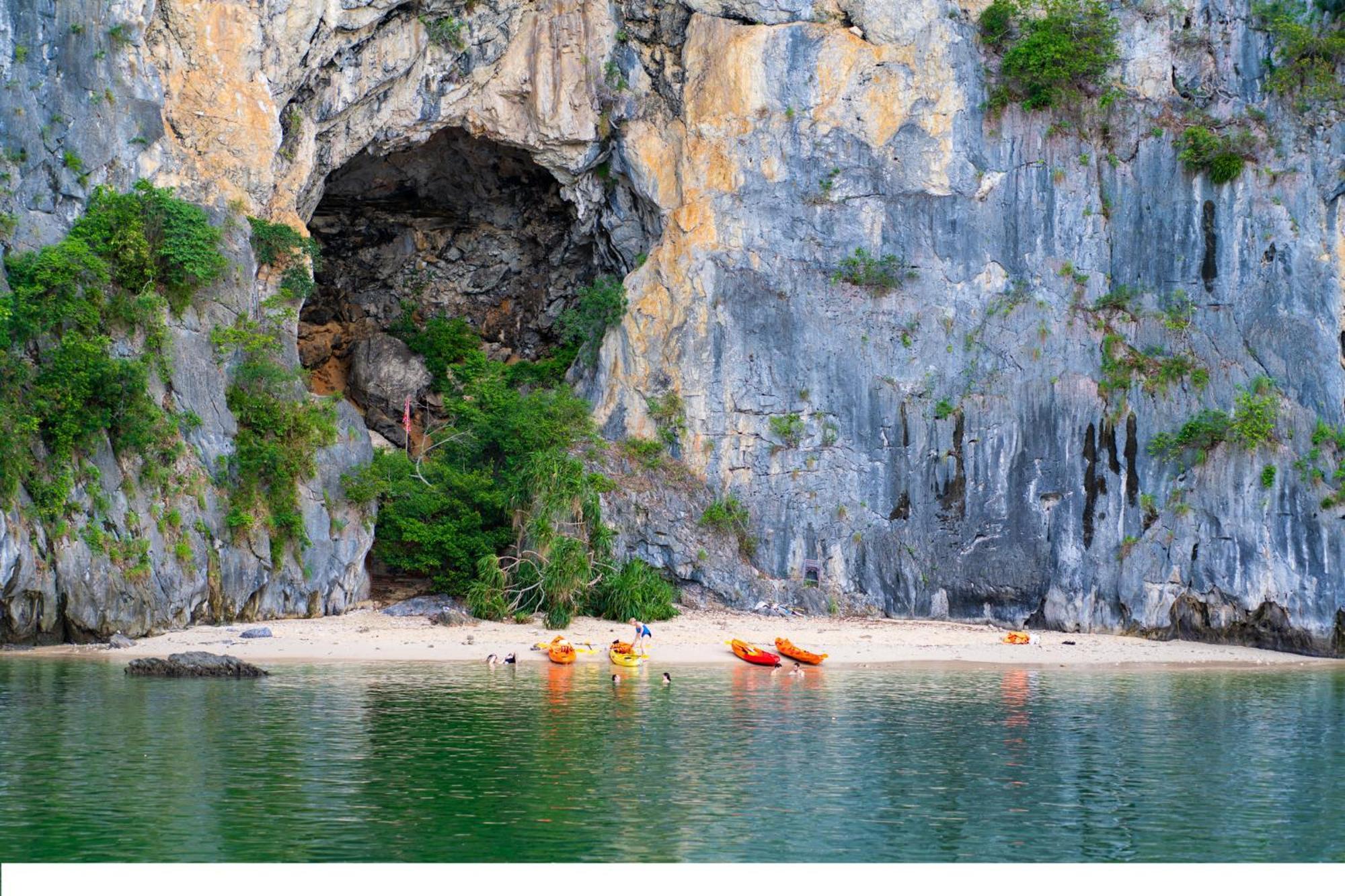 Cat Ba Cruise *