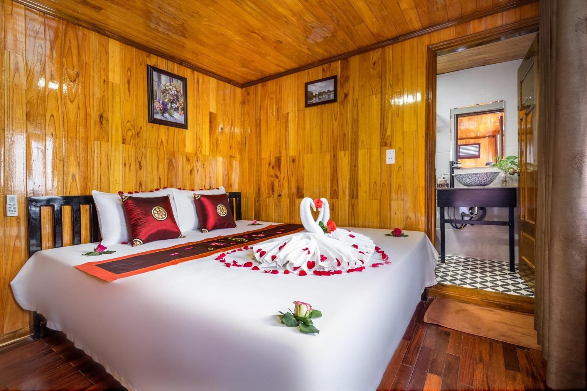 Botel Cat Ba Cruise Dong Khe Sau