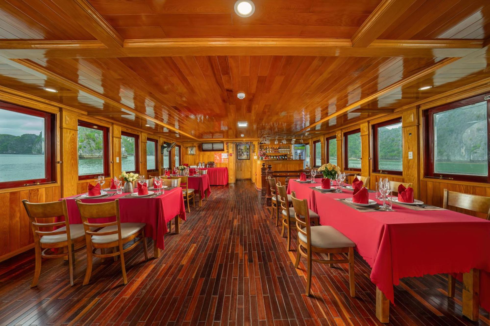 Cat Ba Cruise Dong Khe Sau