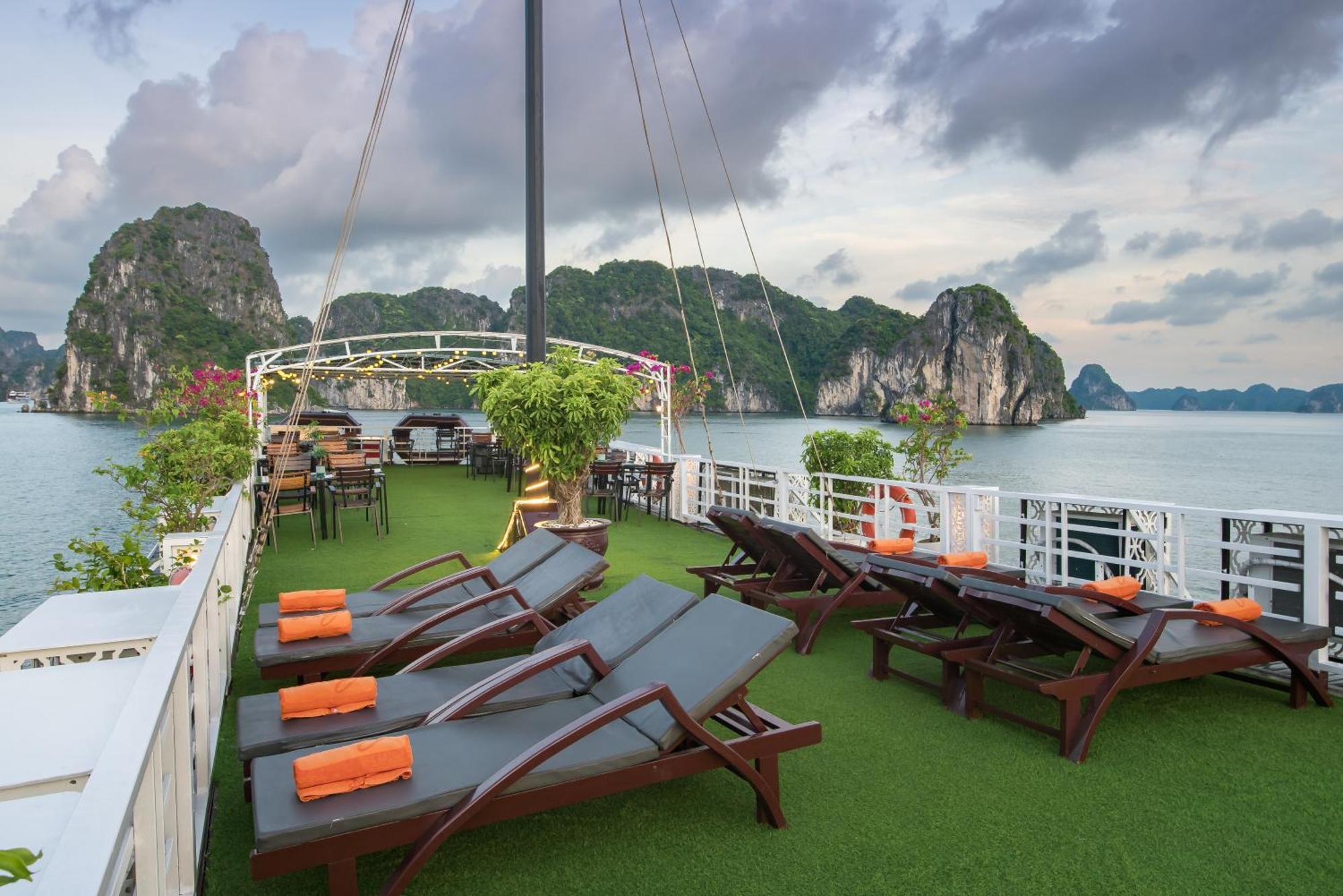 Renea Cruises Halong  Ha Long