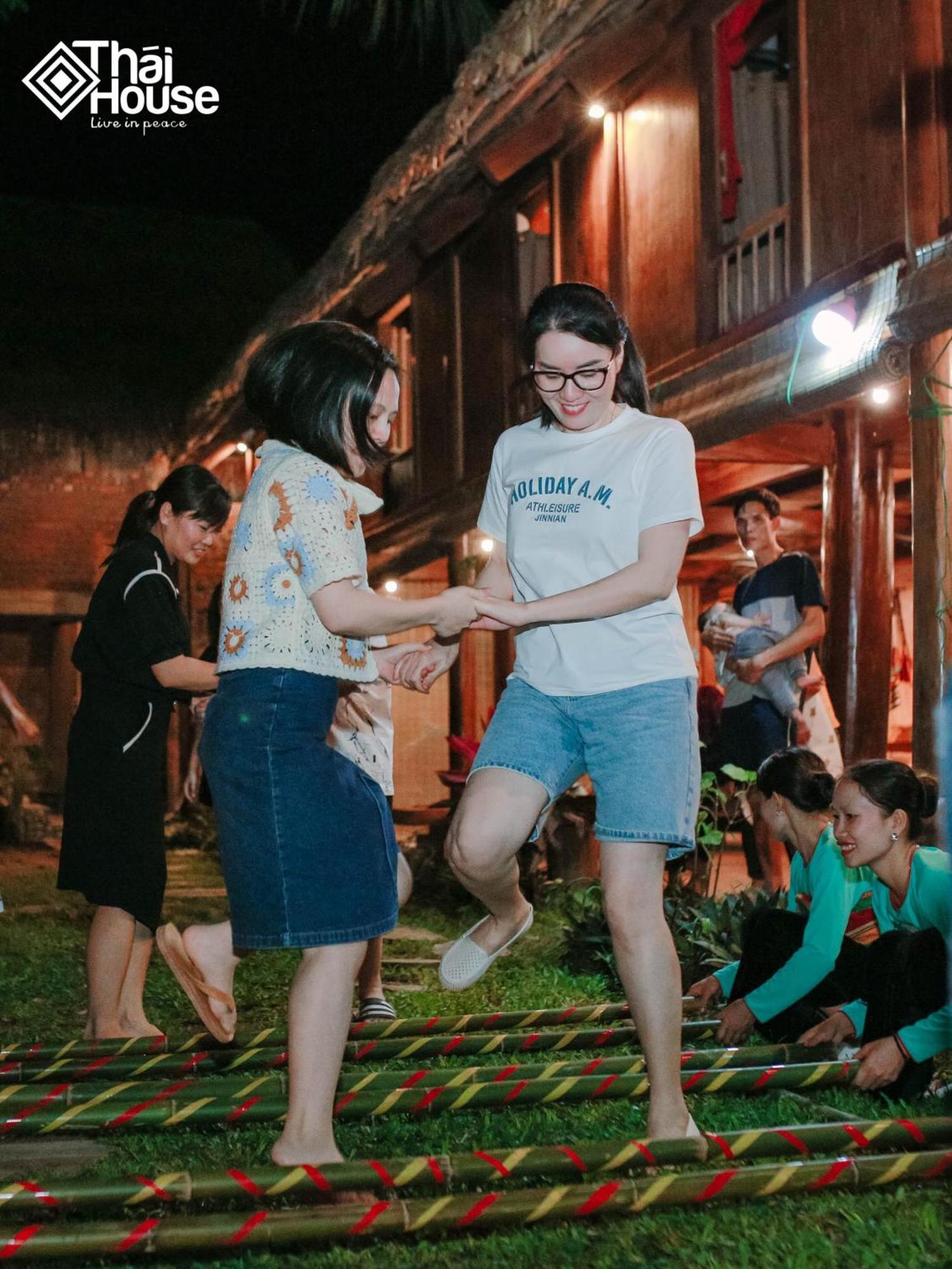 Lodge Thai House Pu Luong - Century Old Stilt House With Terrace Views *