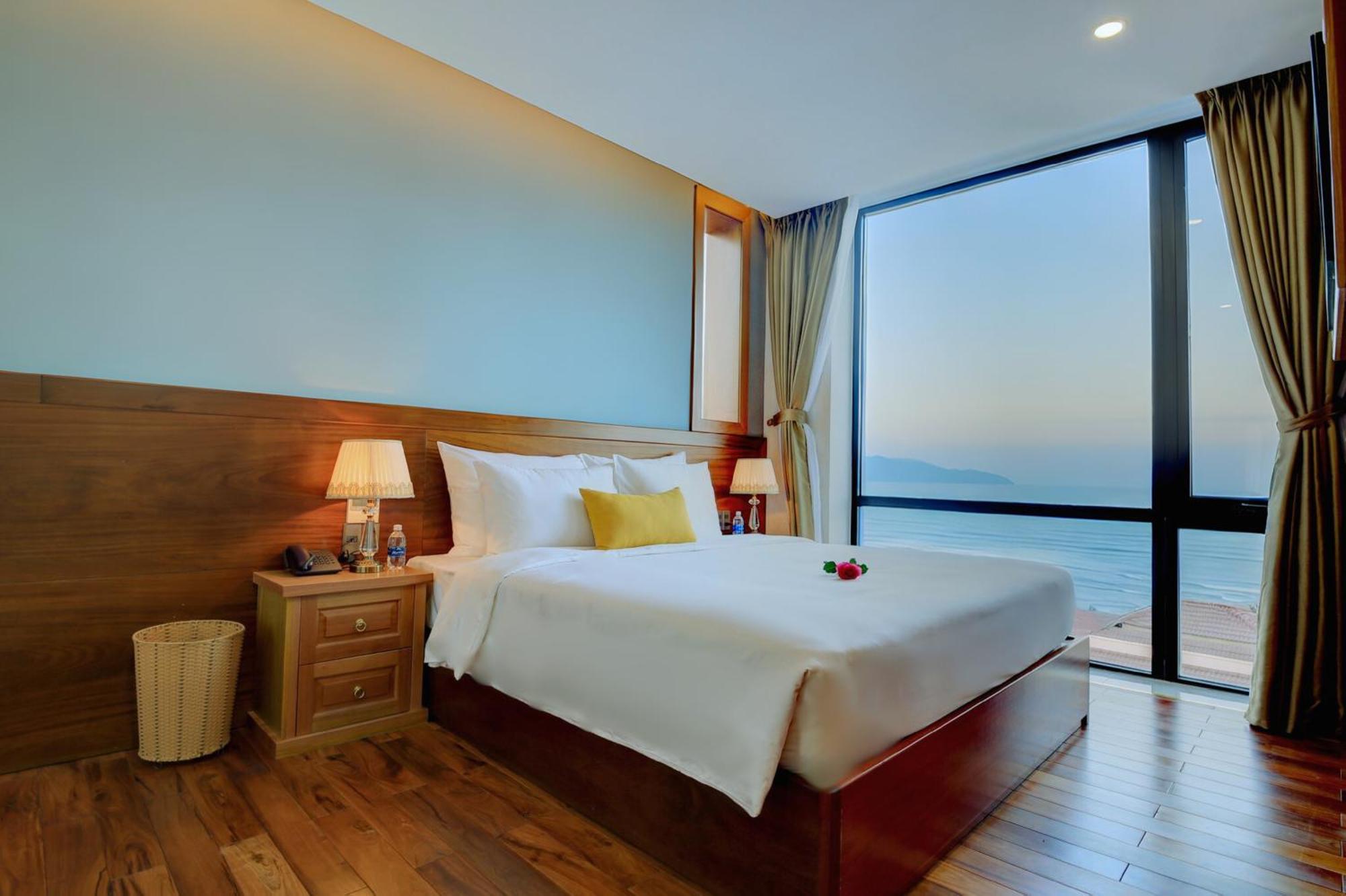 Sunny Ocean & Hotel