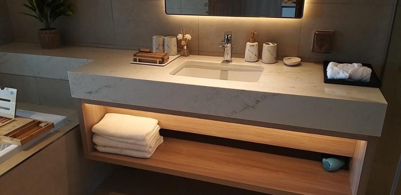 Luxury Waterfront A La Carte * Ha Long