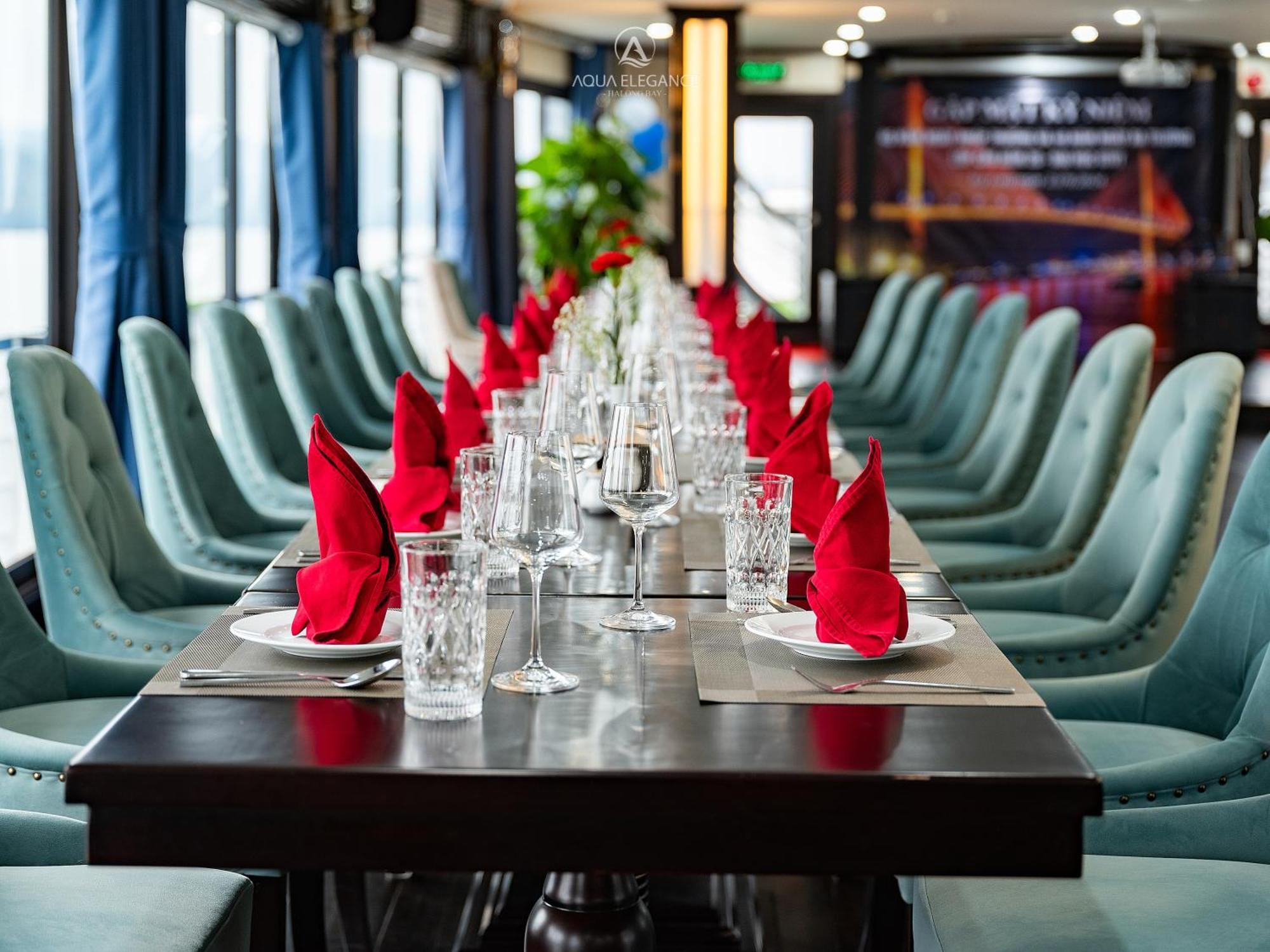 Botel Aqua Elegance Cruise Ha Long