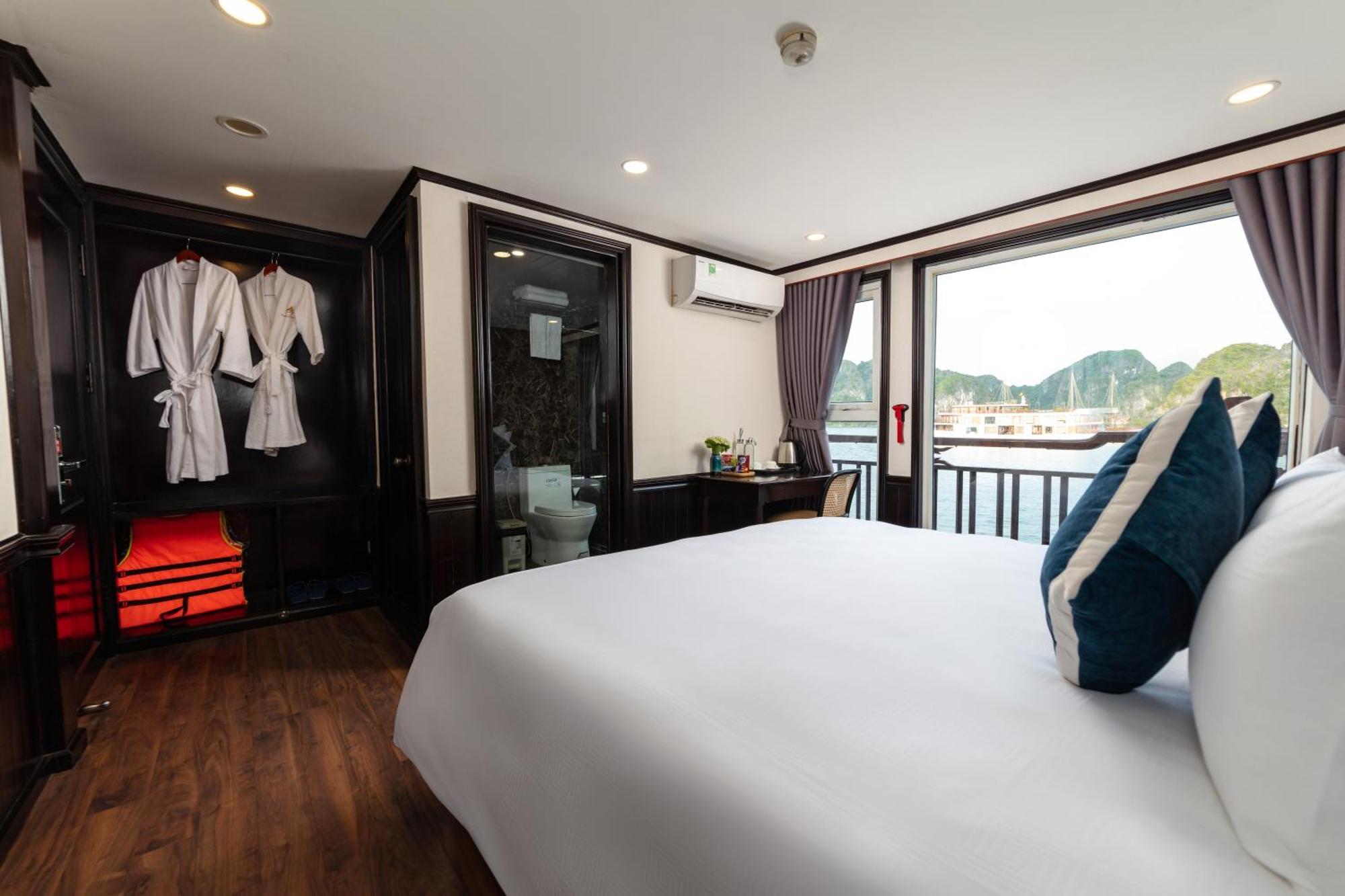 Amanda Cruise On Bay Botel Ha Long