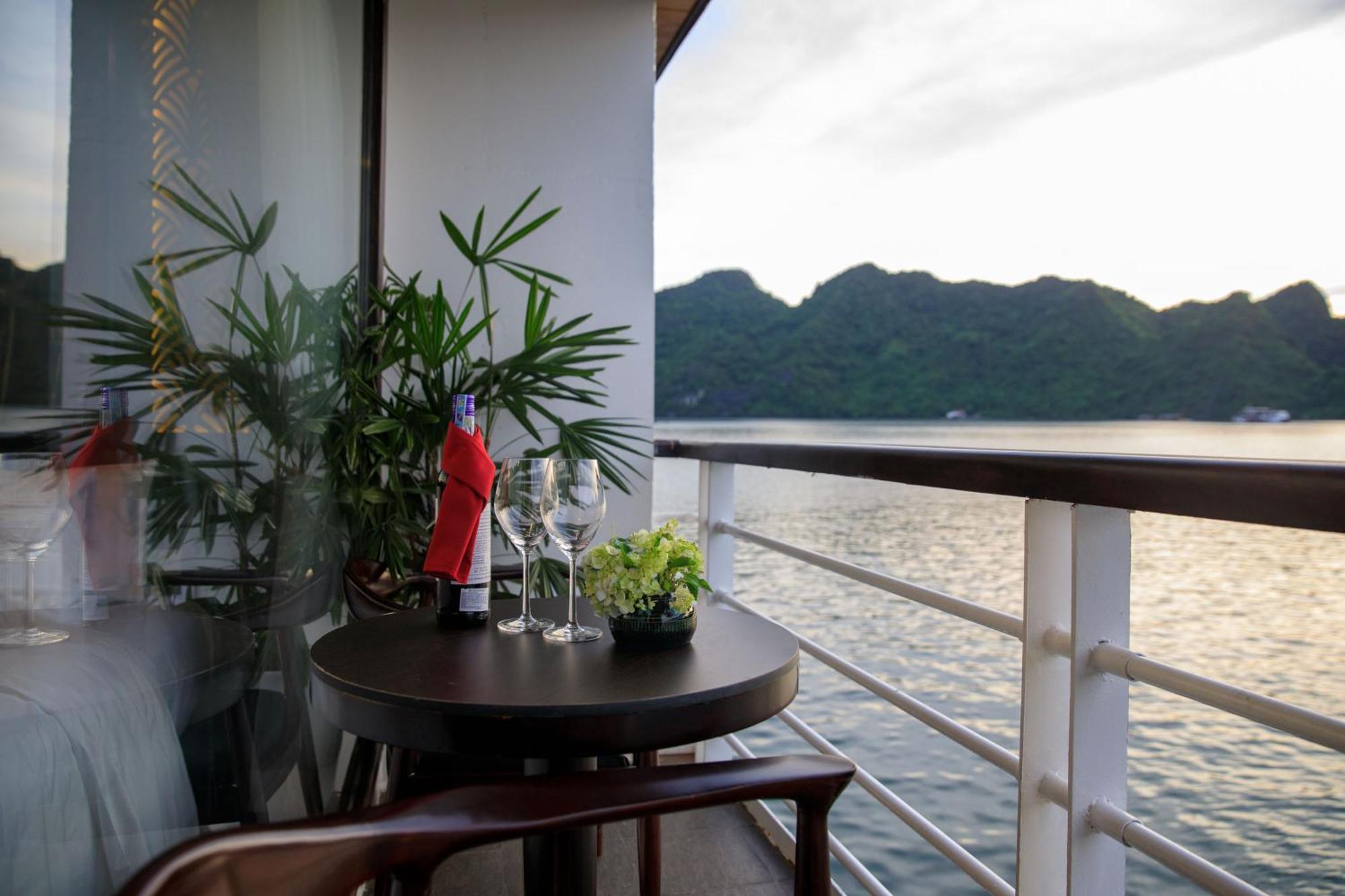 V'spirit Cruise  Hạ Long