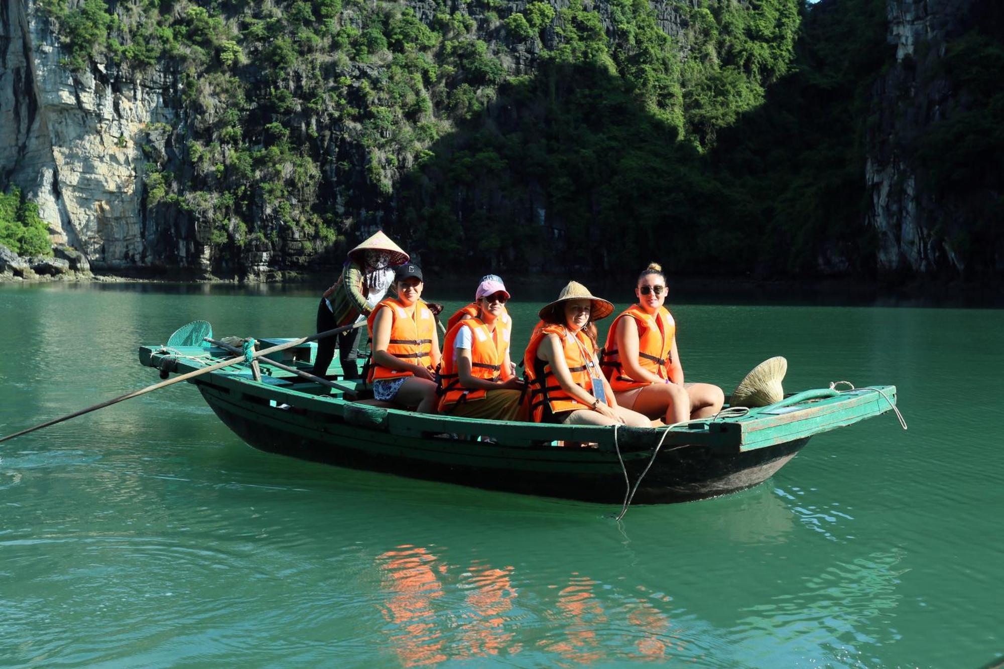 Garden Bay Classic Cruise Hotel Ha Long