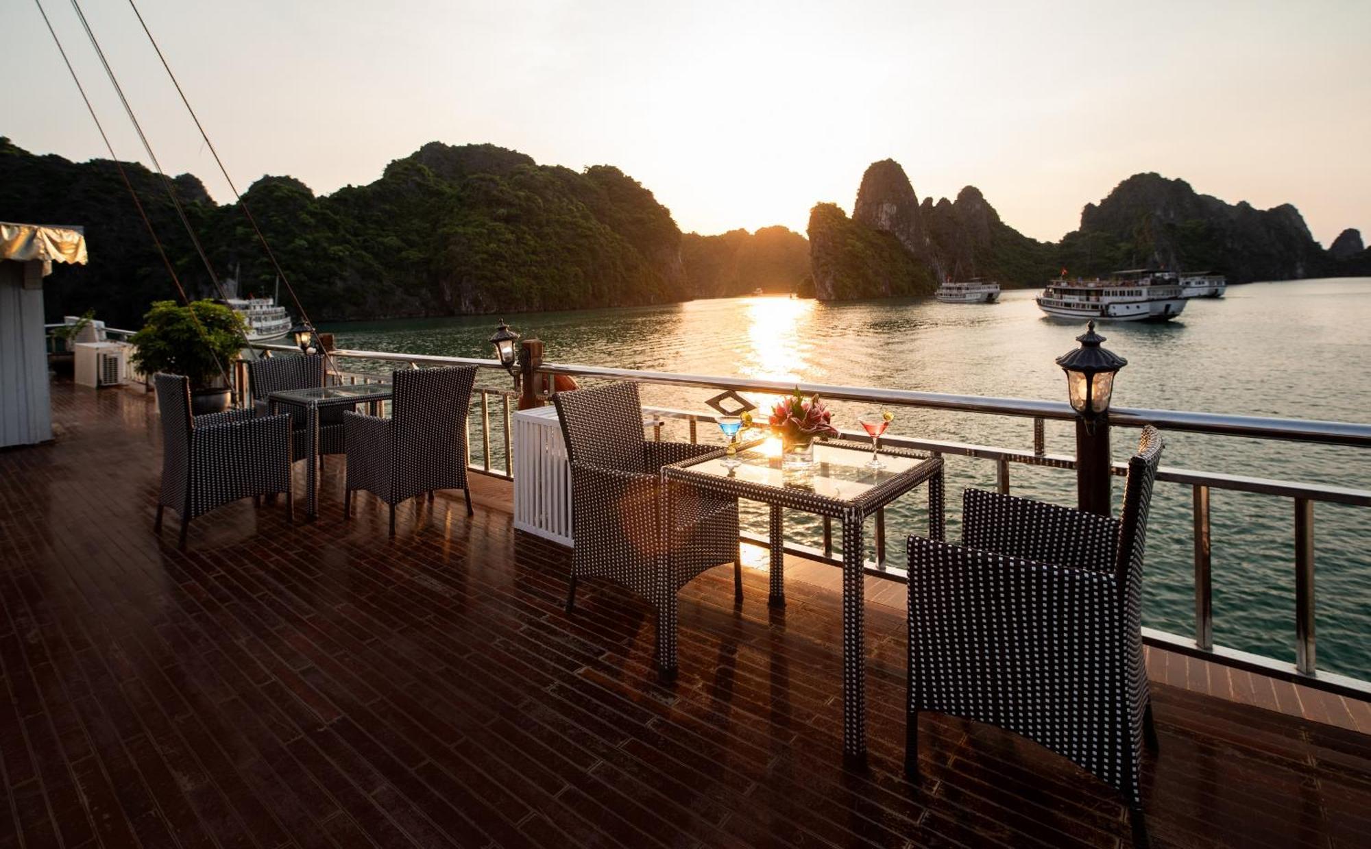 Garden Bay Classic Cruise Hotel Ha Long